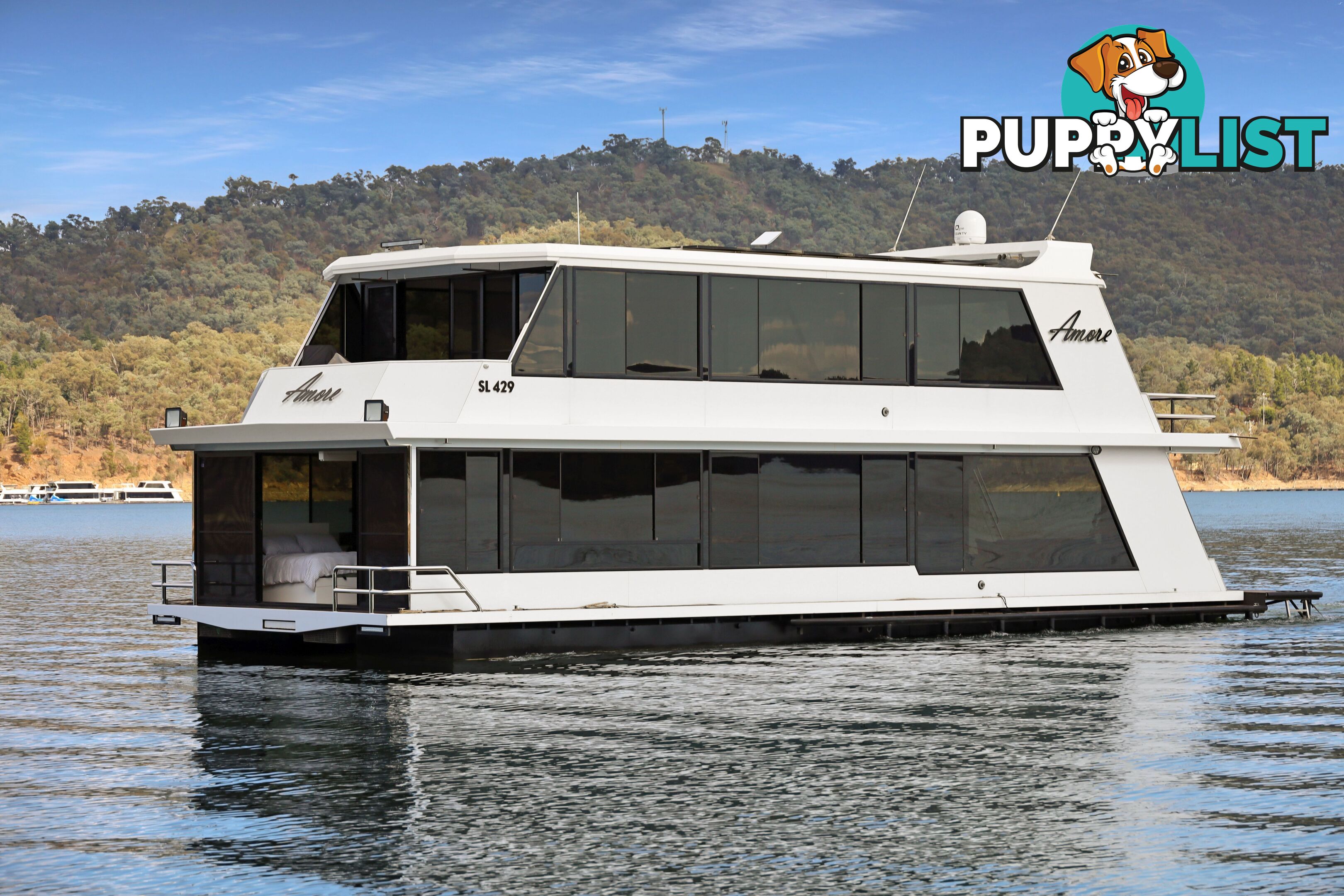 AMORE Houseboat Holiday Home on Lake Eildon