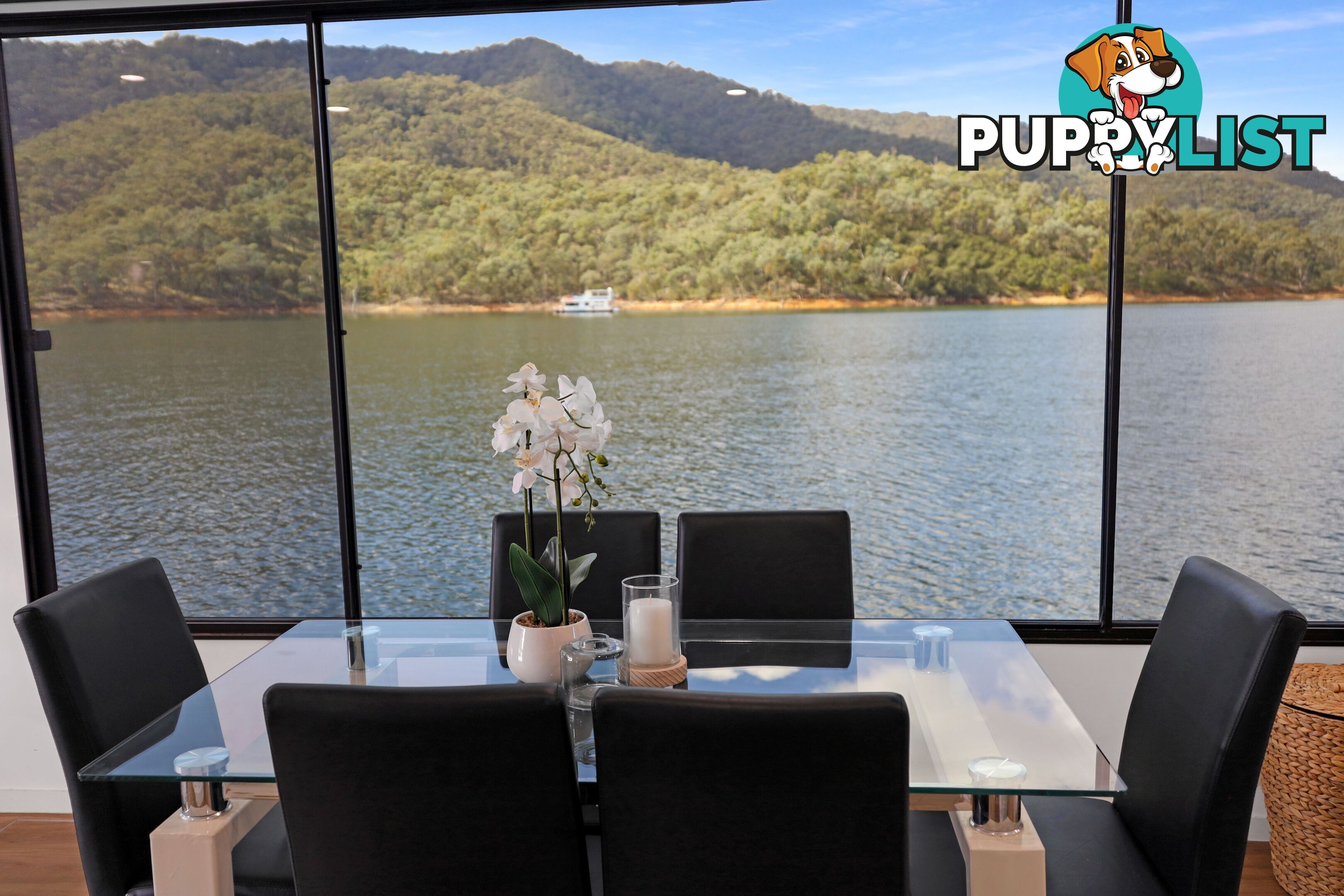 AMORE Houseboat Holiday Home on Lake Eildon