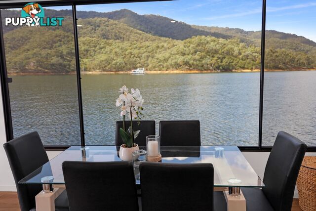 AMORE Houseboat Holiday Home on Lake Eildon