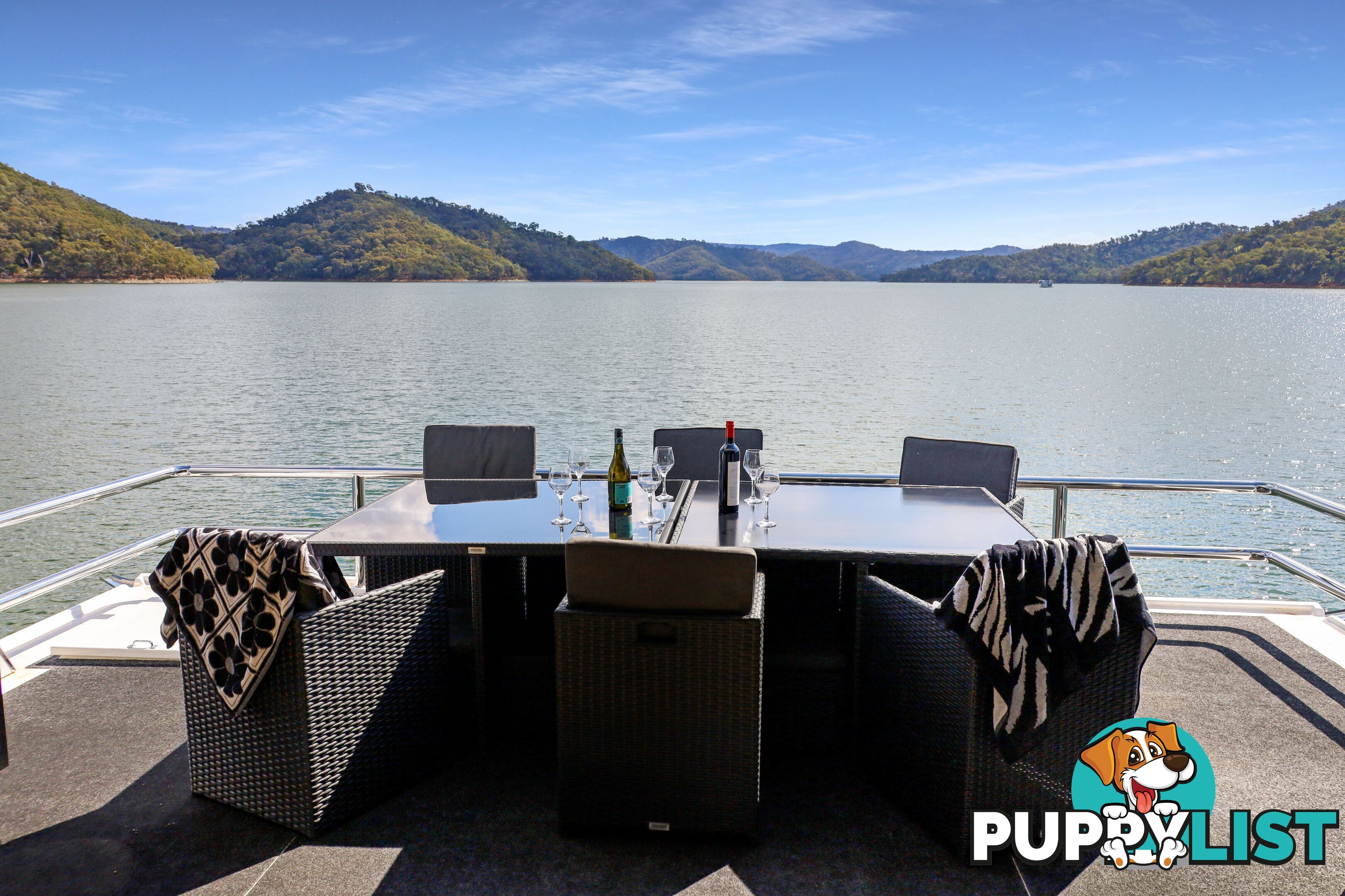 AMORE Houseboat Holiday Home on Lake Eildon