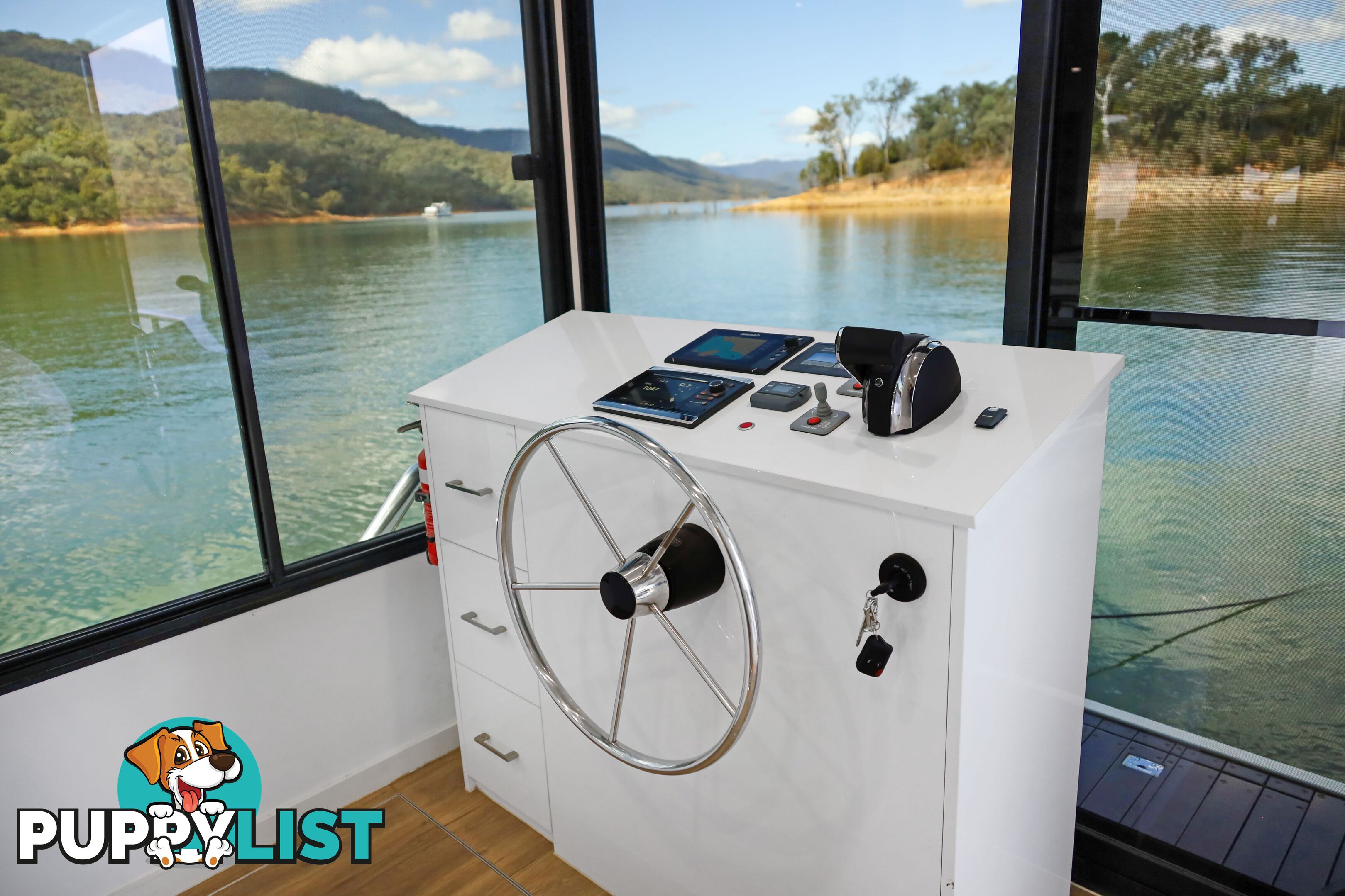 AMORE Houseboat Holiday Home on Lake Eildon