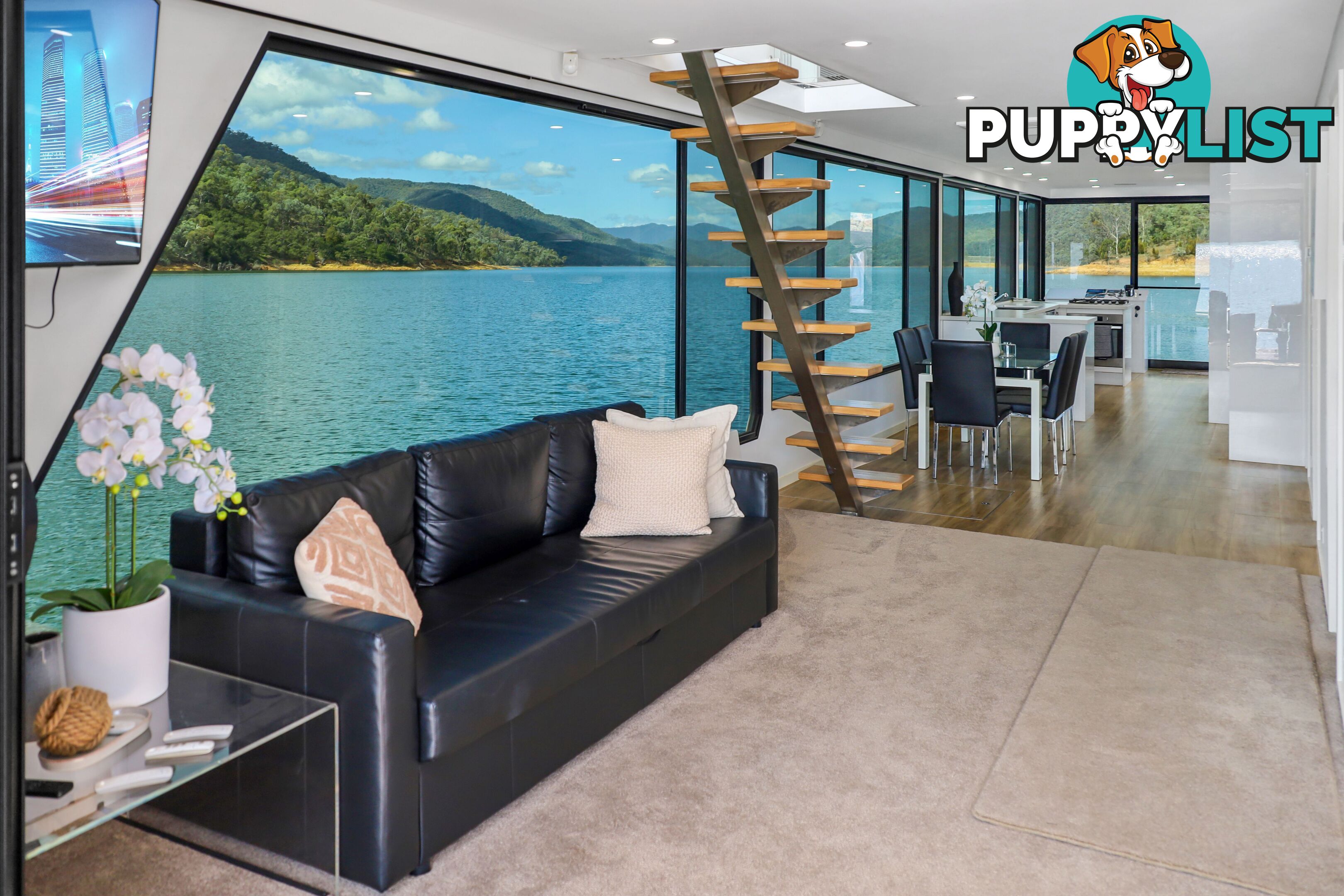 AMORE Houseboat Holiday Home on Lake Eildon