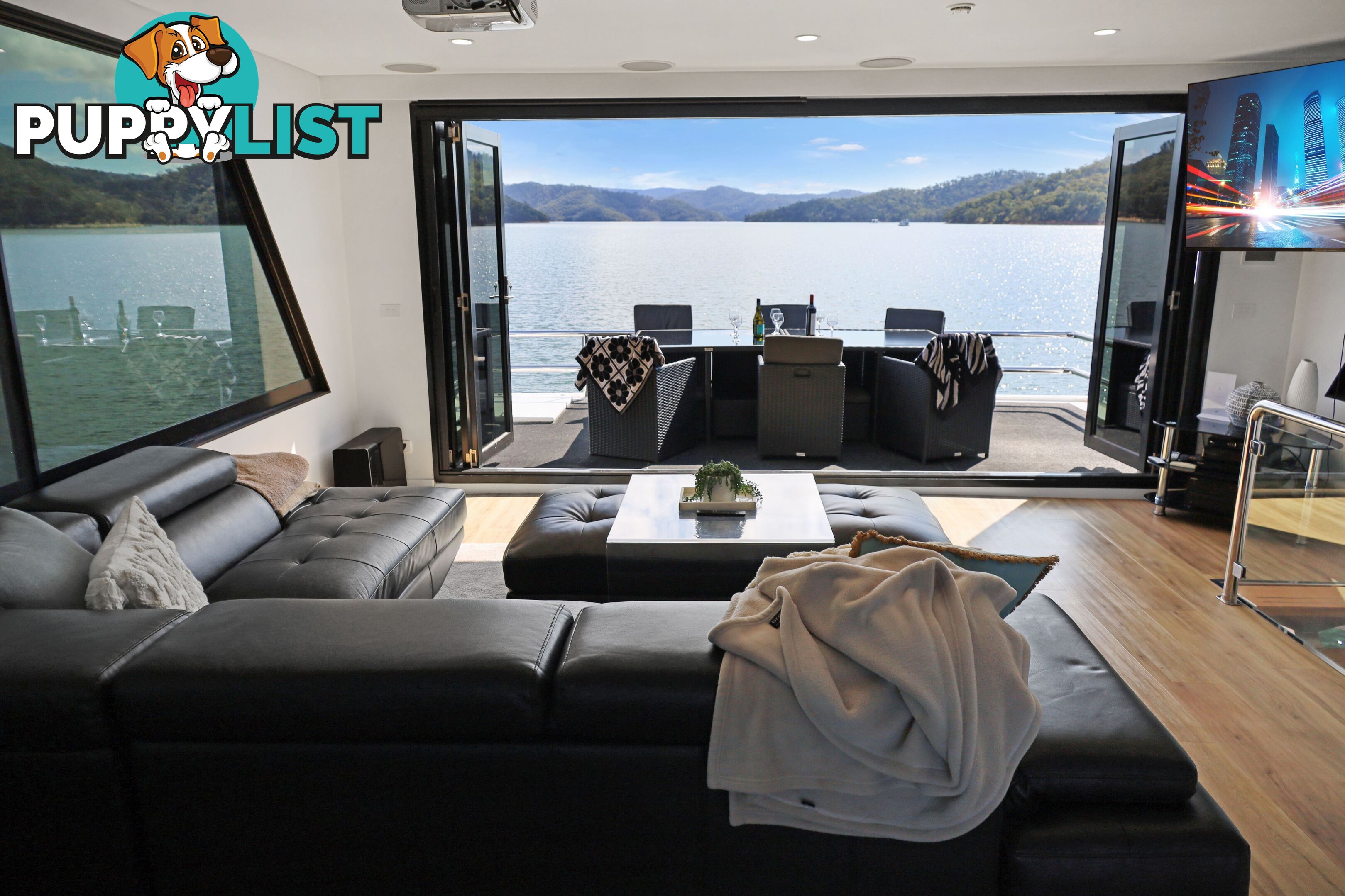 AMORE Houseboat Holiday Home on Lake Eildon