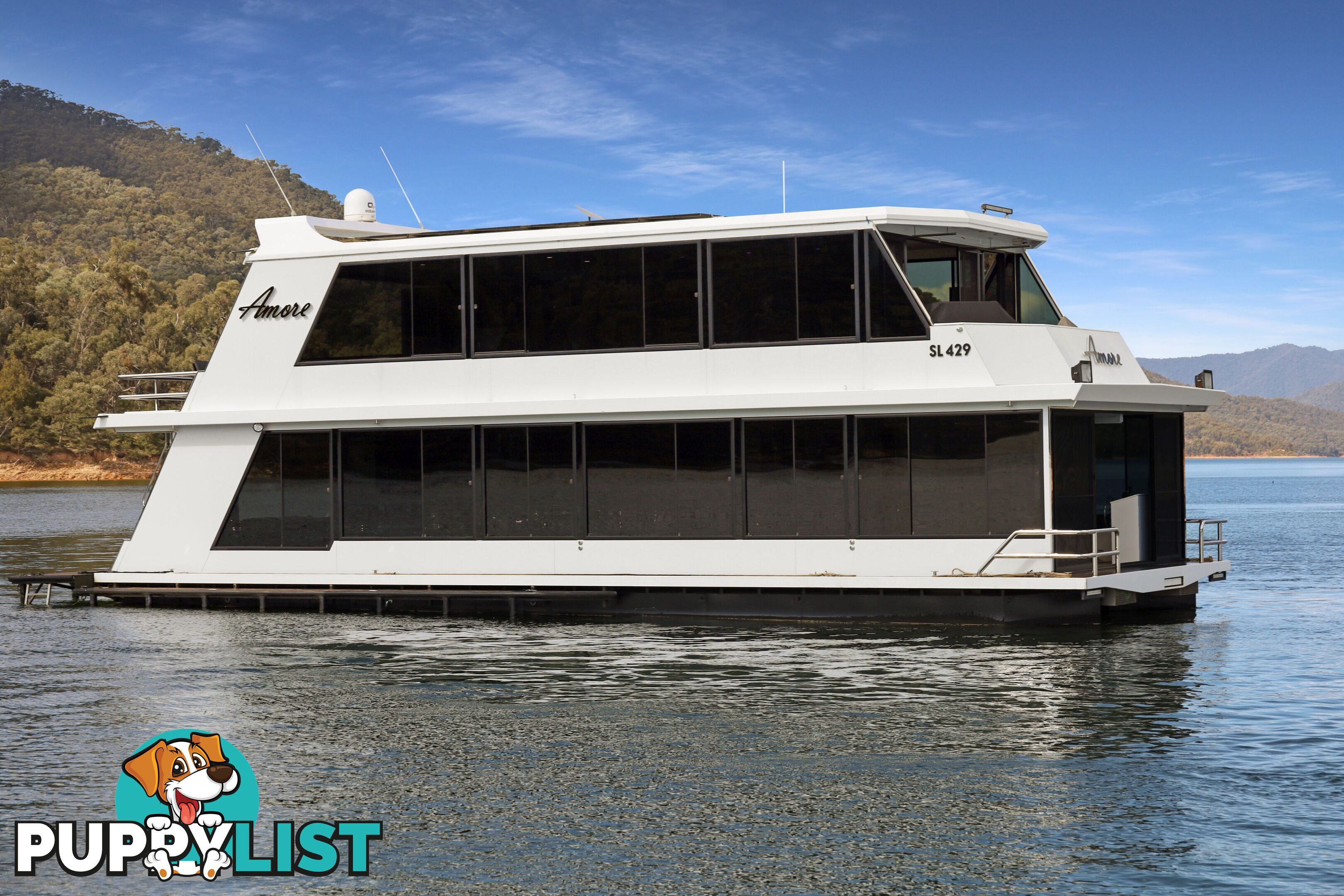 AMORE Houseboat Holiday Home on Lake Eildon