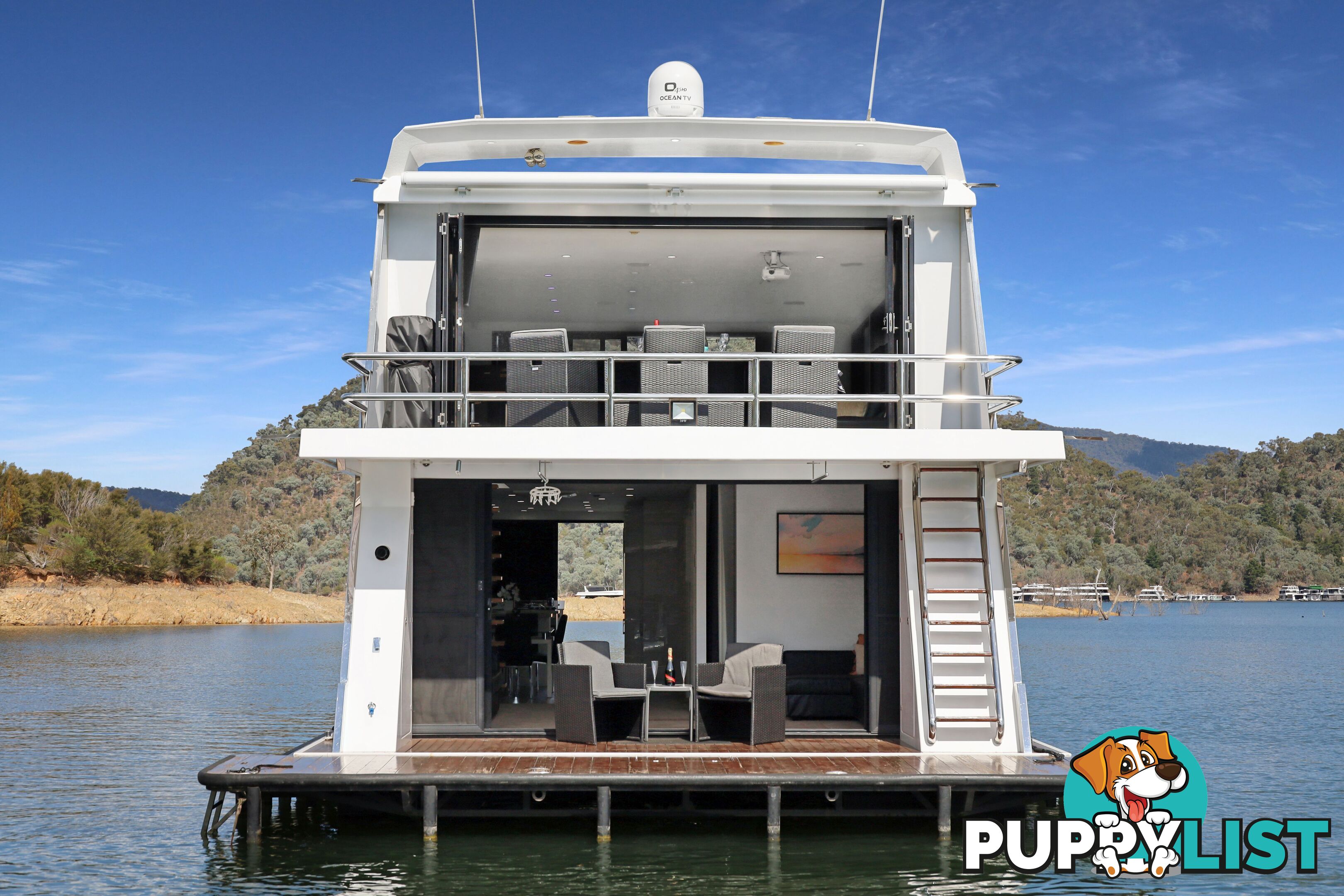 AMORE Houseboat Holiday Home on Lake Eildon