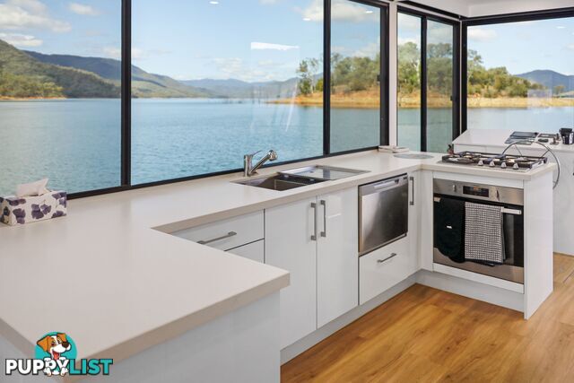 AMORE Houseboat Holiday Home on Lake Eildon