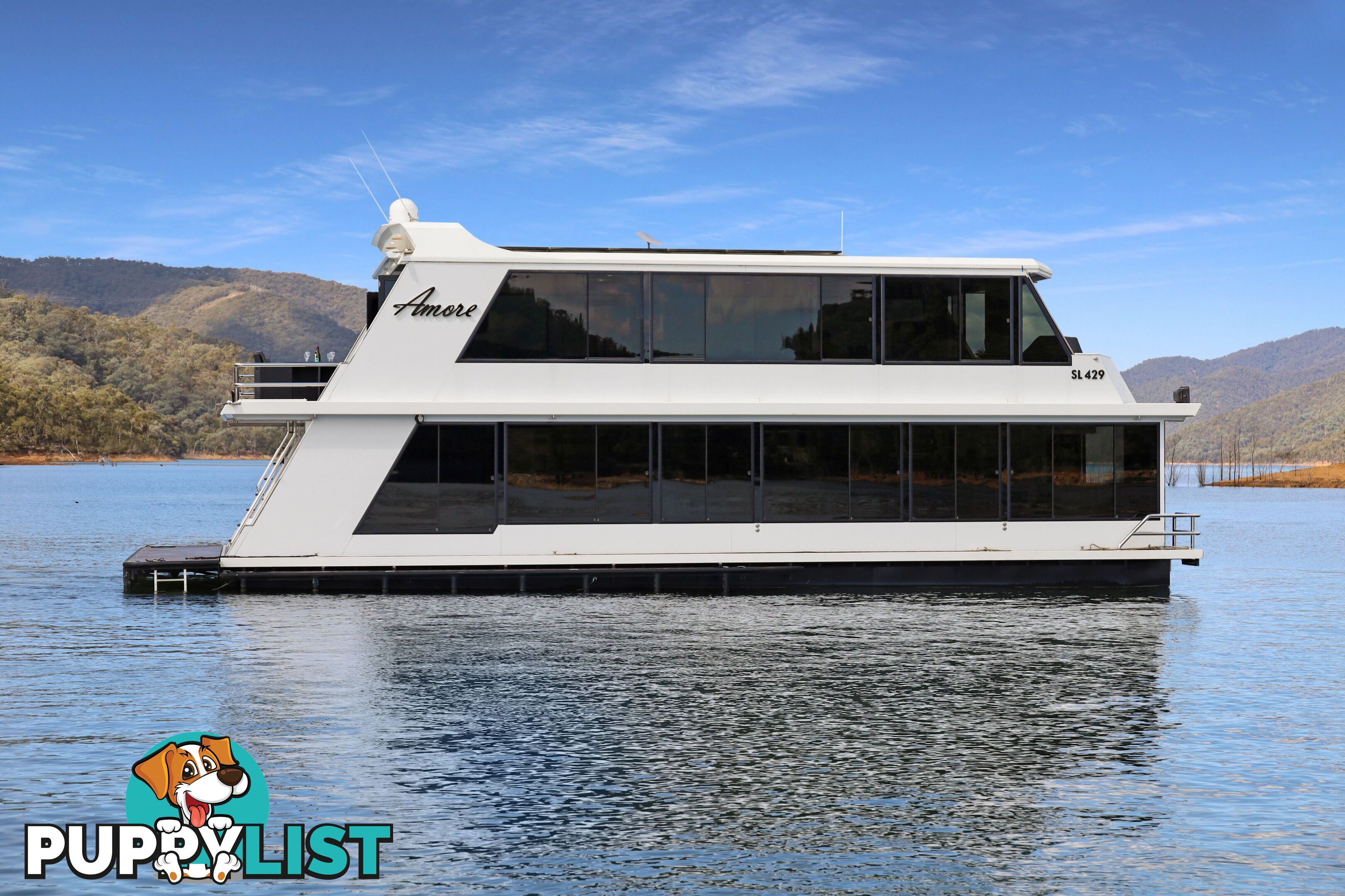 AMORE Houseboat Holiday Home on Lake Eildon