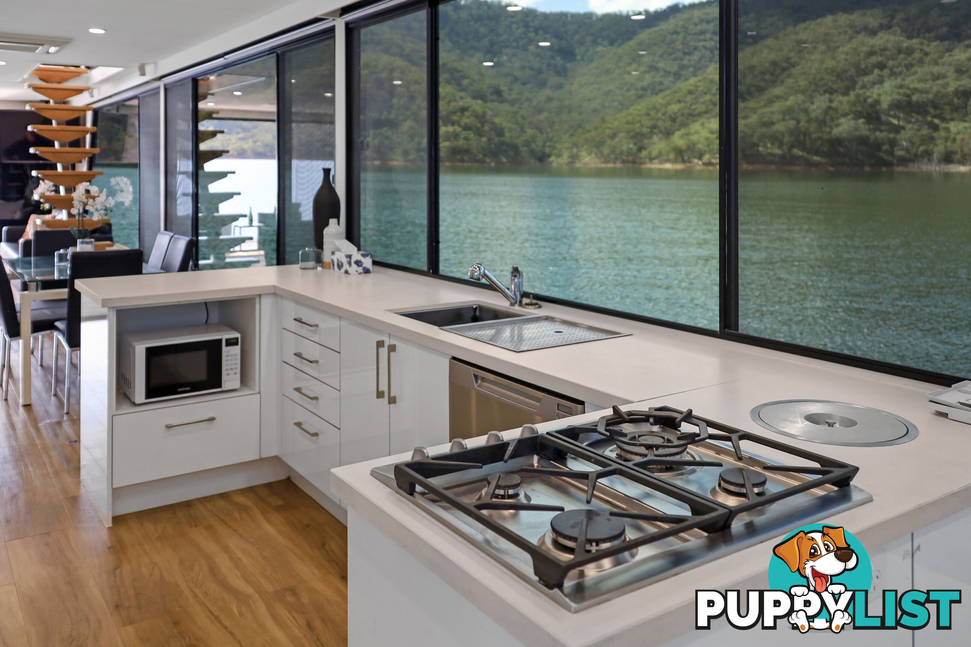 AMORE Houseboat Holiday Home on Lake Eildon