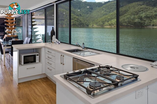 AMORE Houseboat Holiday Home on Lake Eildon