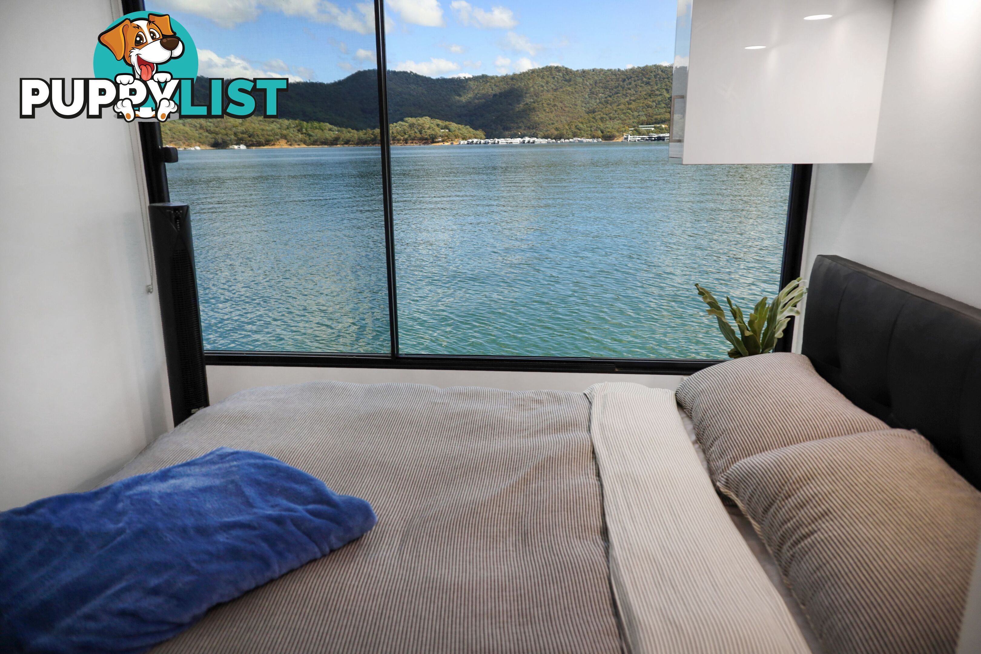 AMORE Houseboat Holiday Home on Lake Eildon