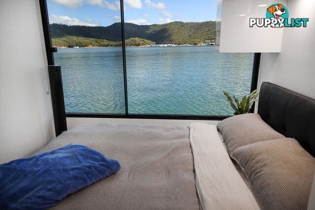 AMORE Houseboat Holiday Home on Lake Eildon