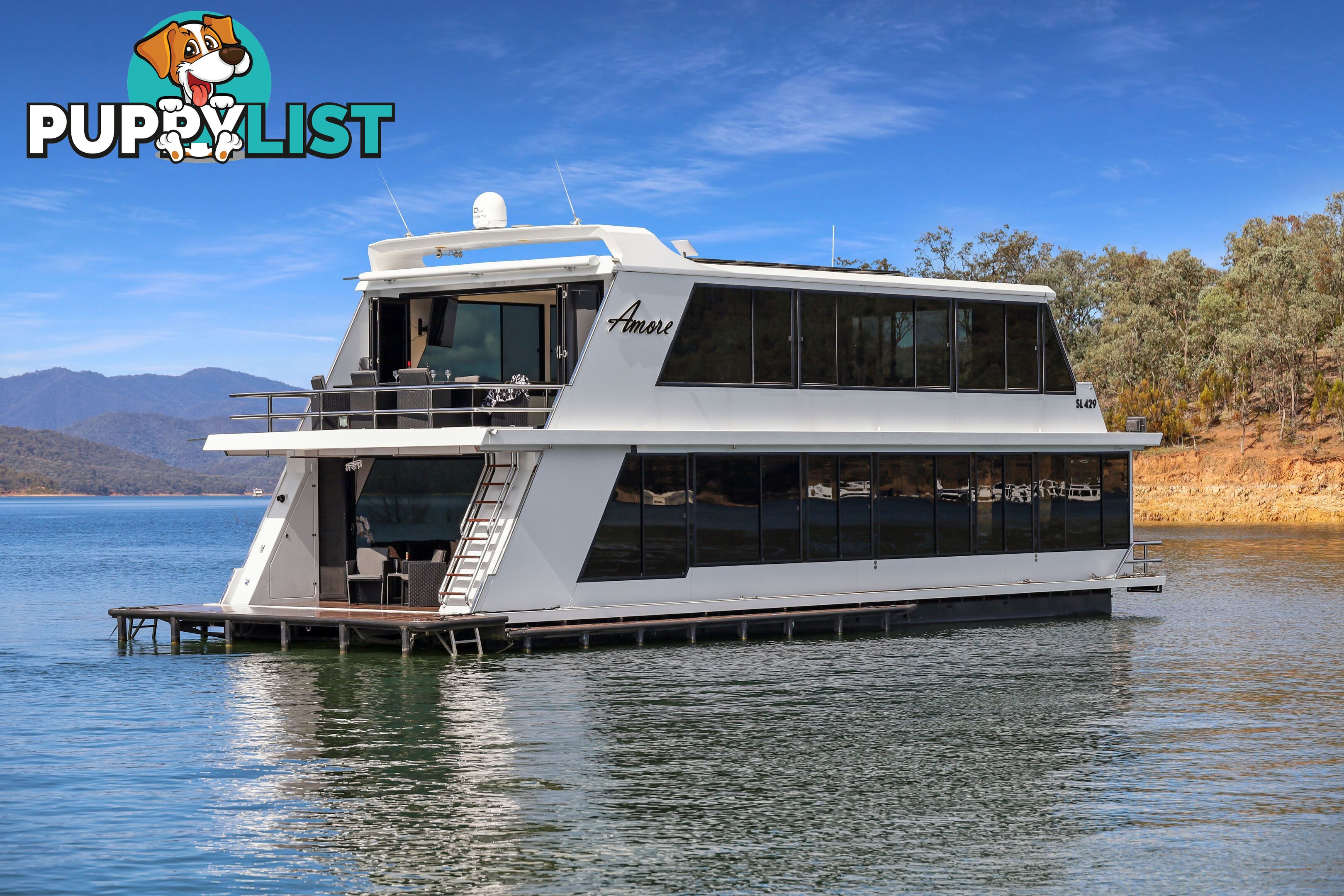 AMORE Houseboat Holiday Home on Lake Eildon