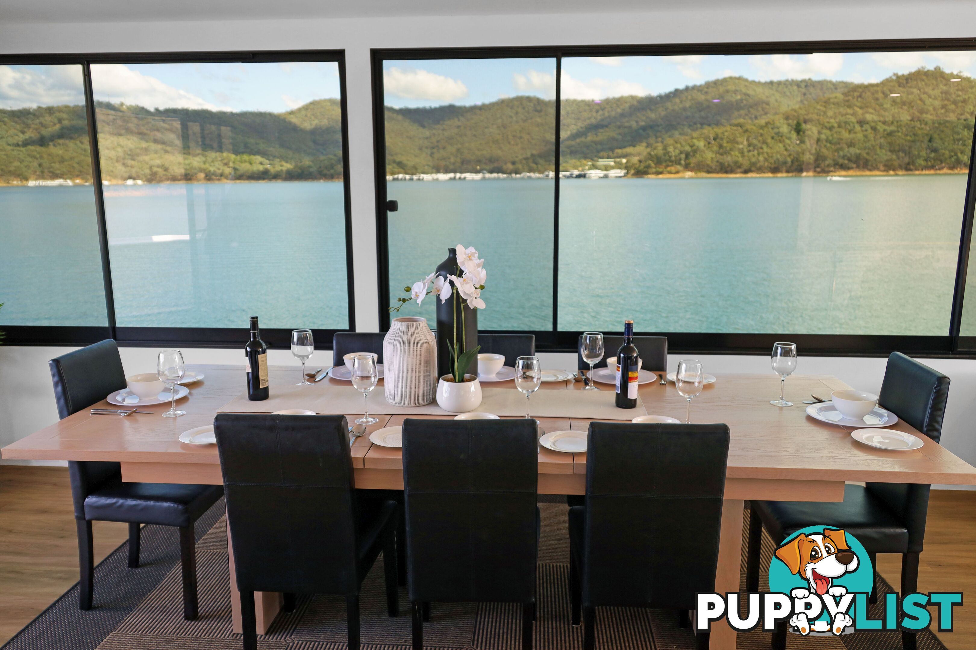 AMORE Houseboat Holiday Home on Lake Eildon