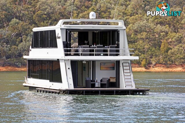 AMORE Houseboat Holiday Home on Lake Eildon