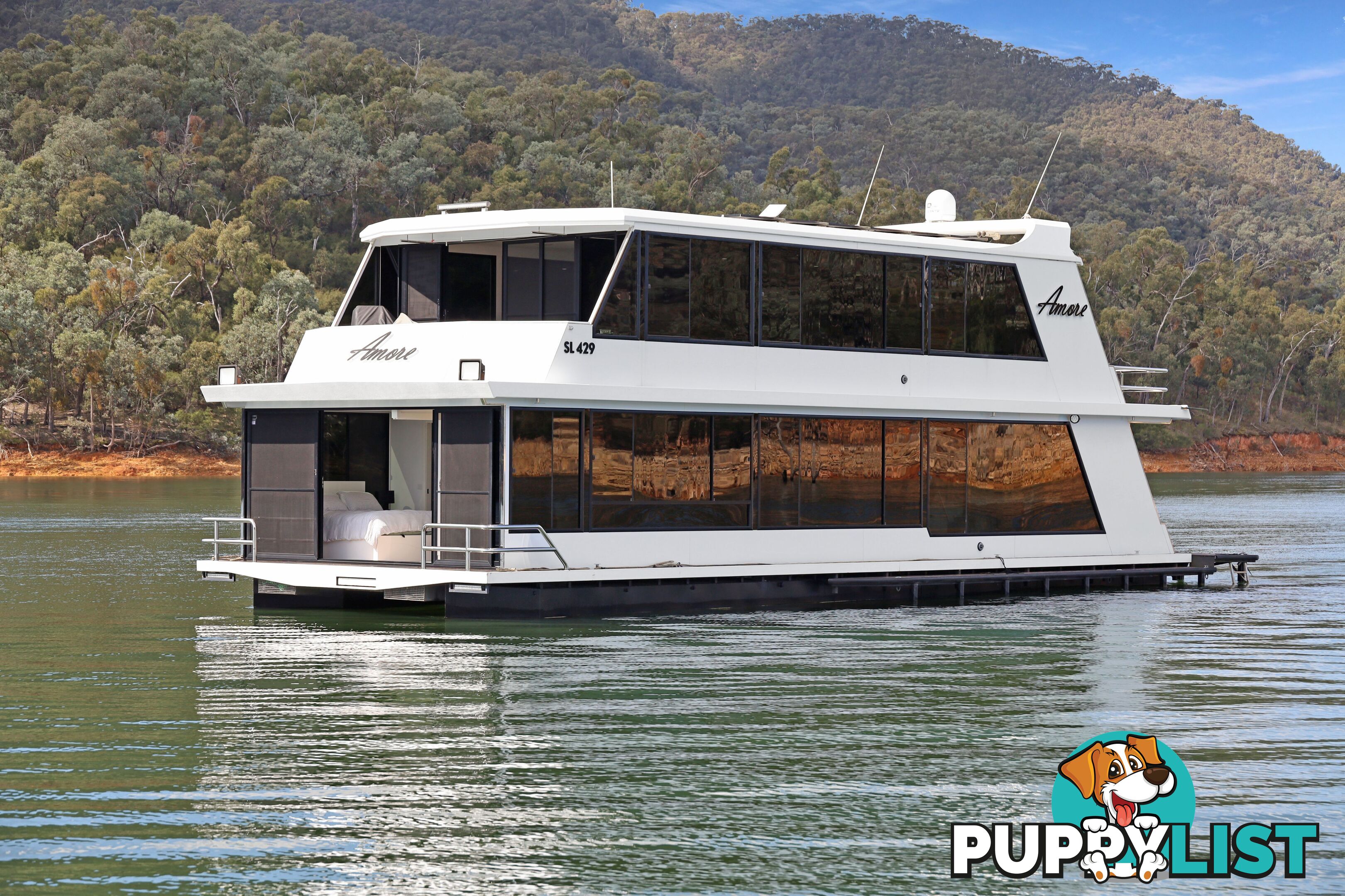 AMORE Houseboat Holiday Home on Lake Eildon