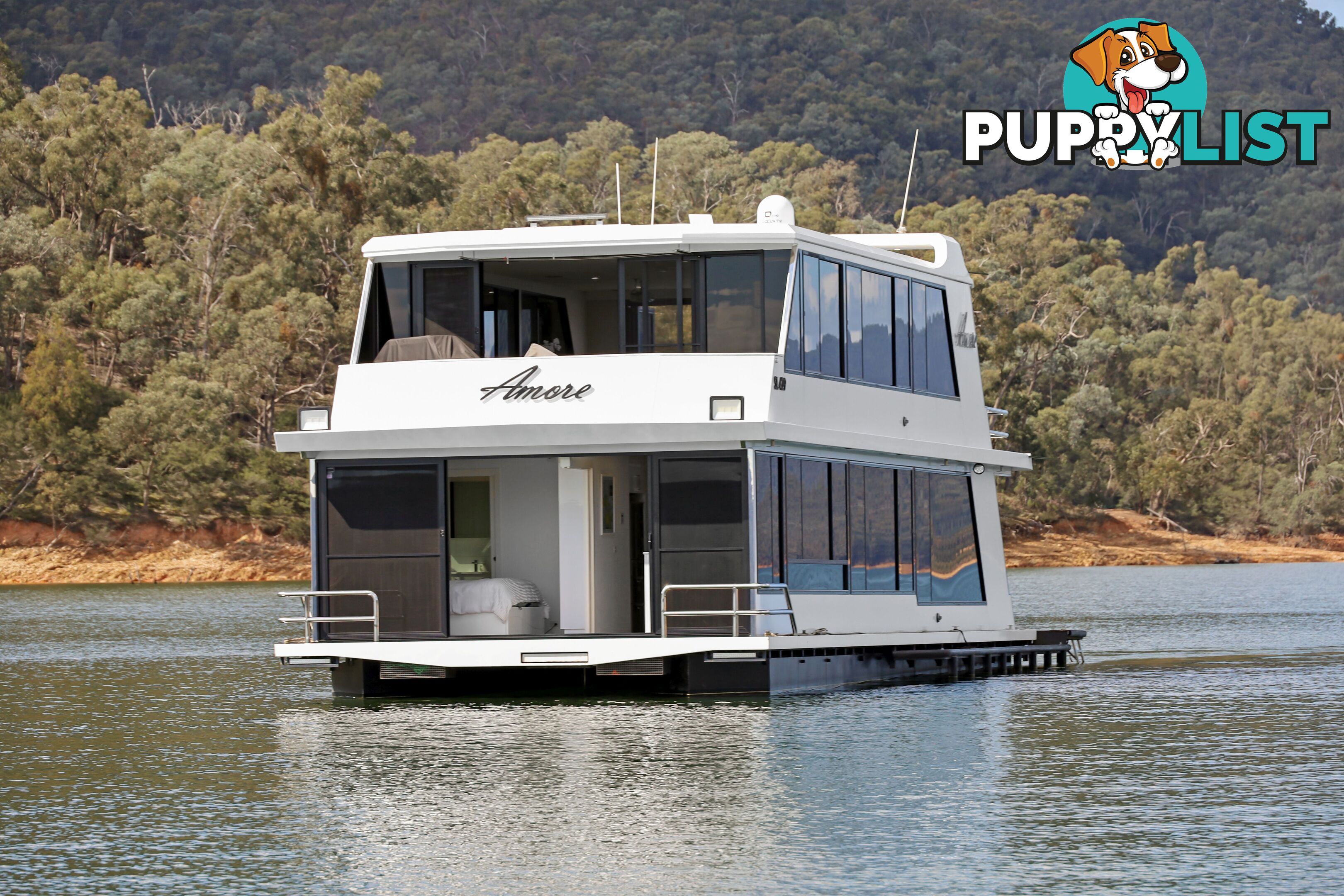 AMORE Houseboat Holiday Home on Lake Eildon