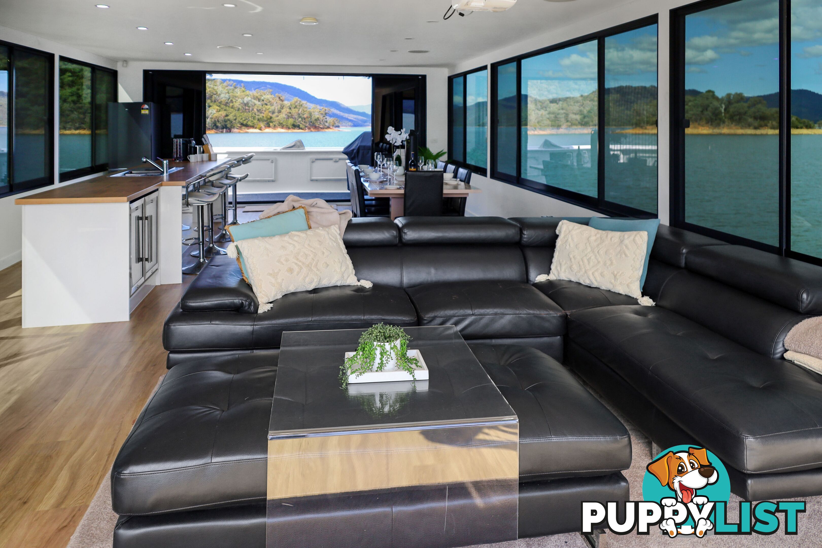 AMORE Houseboat Holiday Home on Lake Eildon