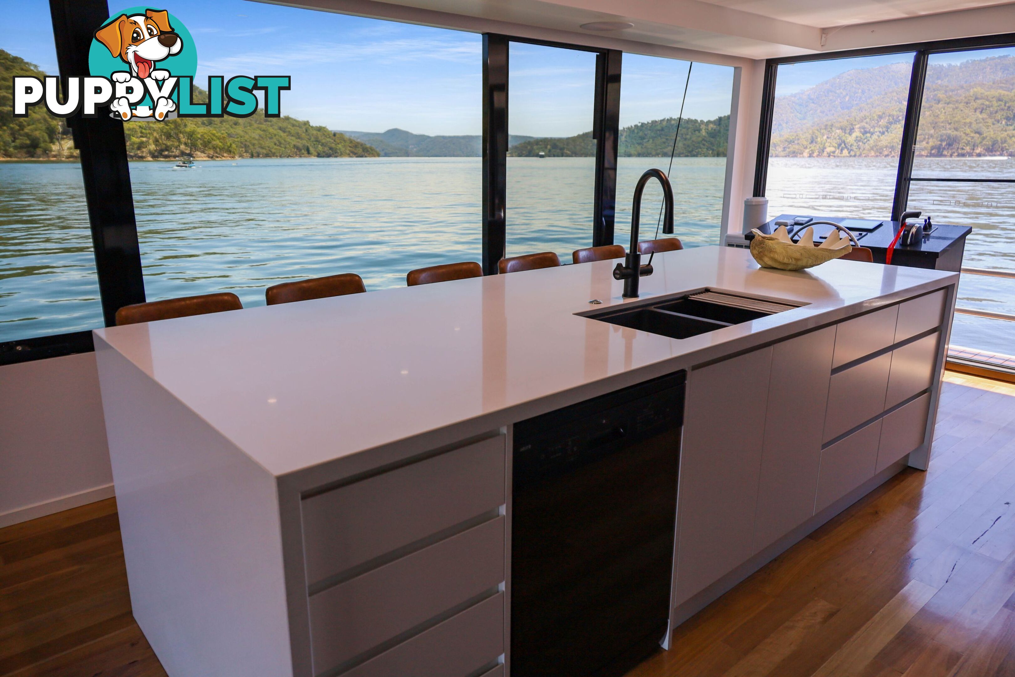 X-BOX Houseboat Holiday Home on Lake Eildon