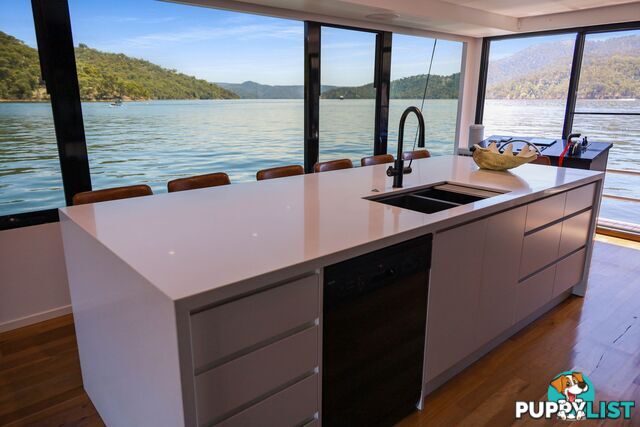 X-BOX Houseboat Holiday Home on Lake Eildon