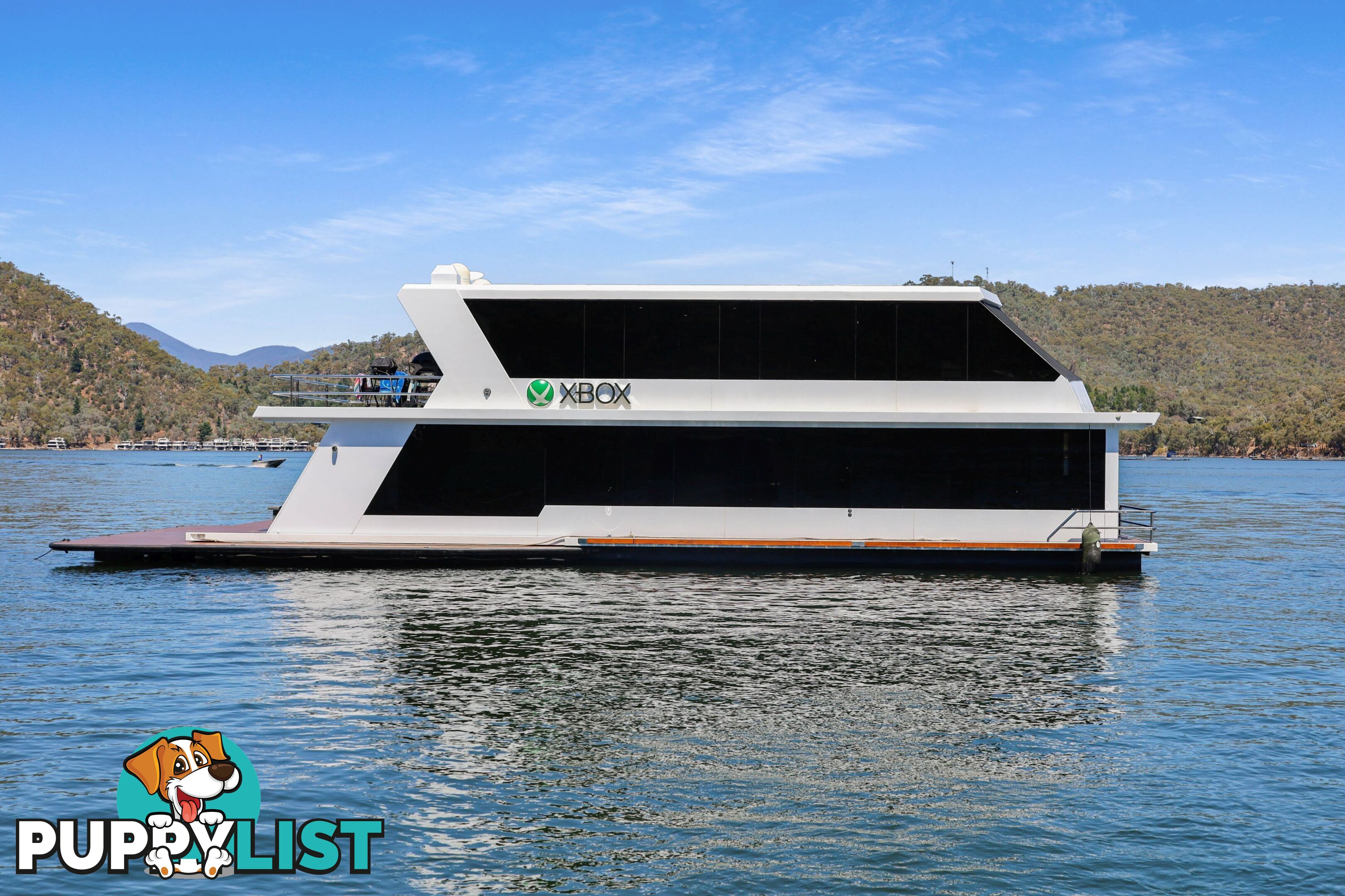 X-BOX Houseboat Holiday Home on Lake Eildon