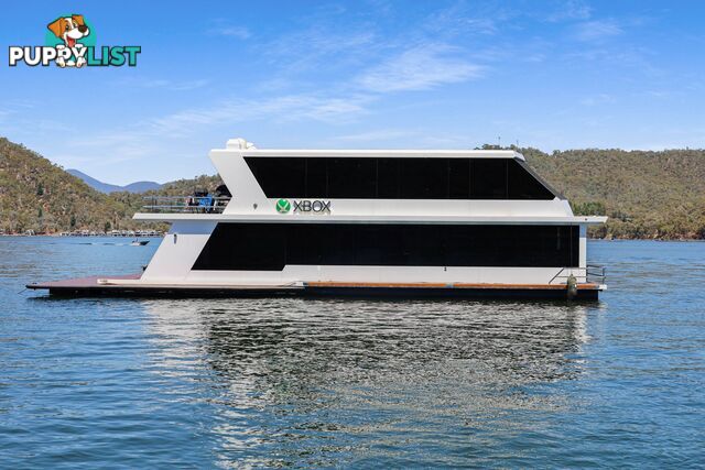 X-BOX Houseboat Holiday Home on Lake Eildon