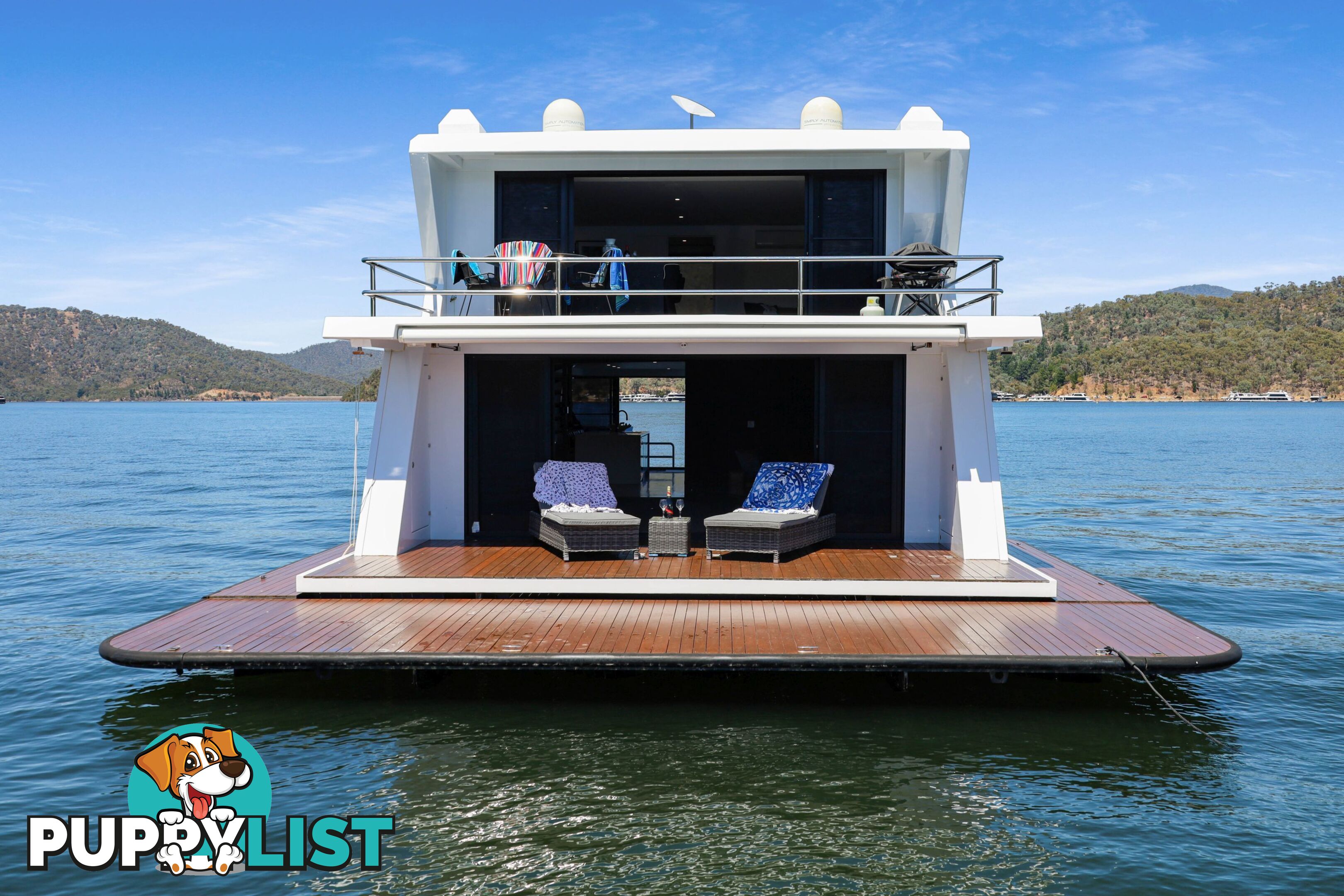 X-BOX Houseboat Holiday Home on Lake Eildon