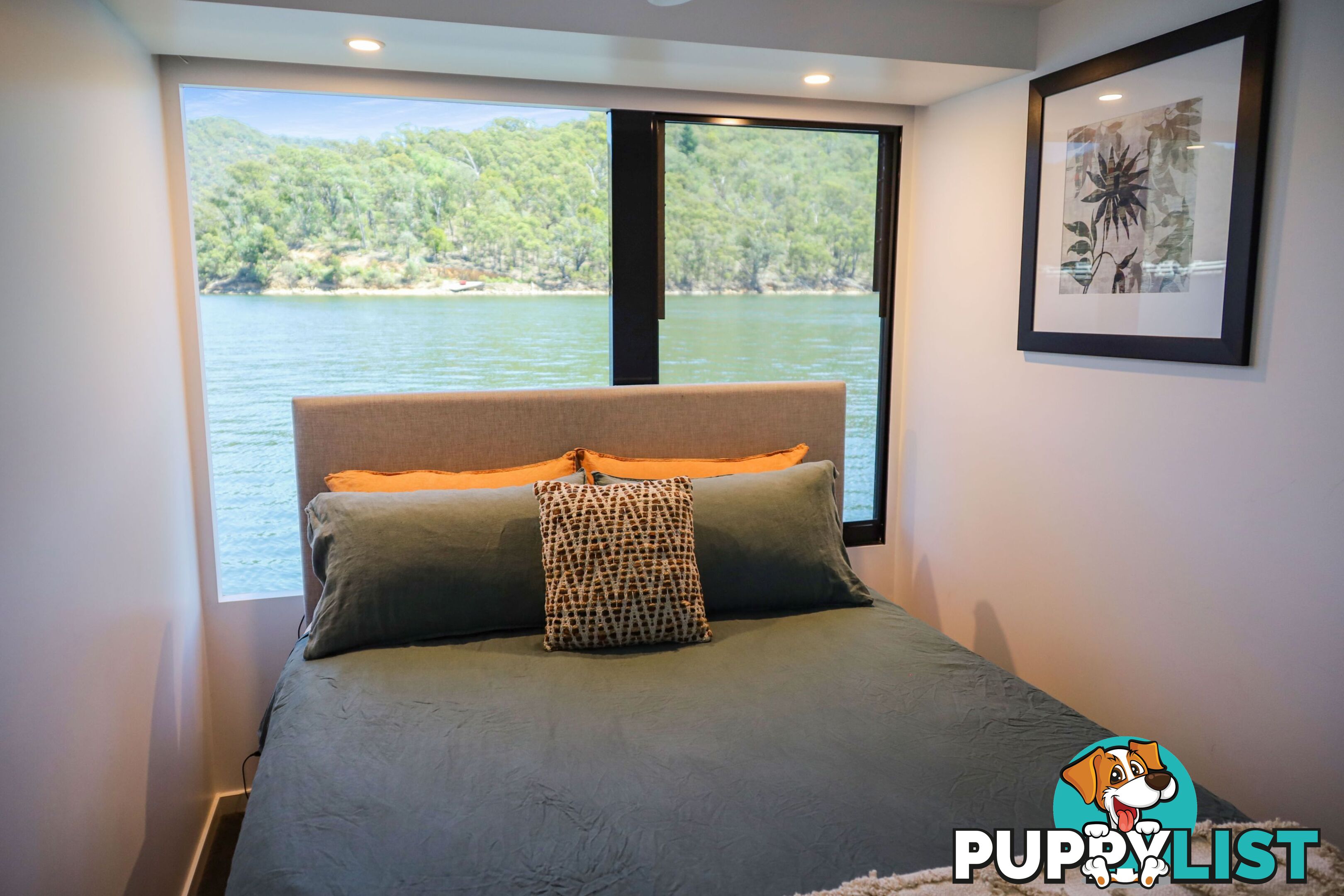 X-BOX Houseboat Holiday Home on Lake Eildon