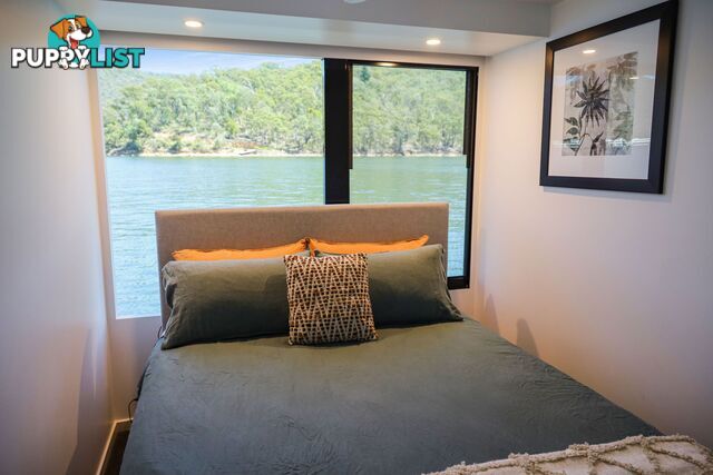 X-BOX Houseboat Holiday Home on Lake Eildon