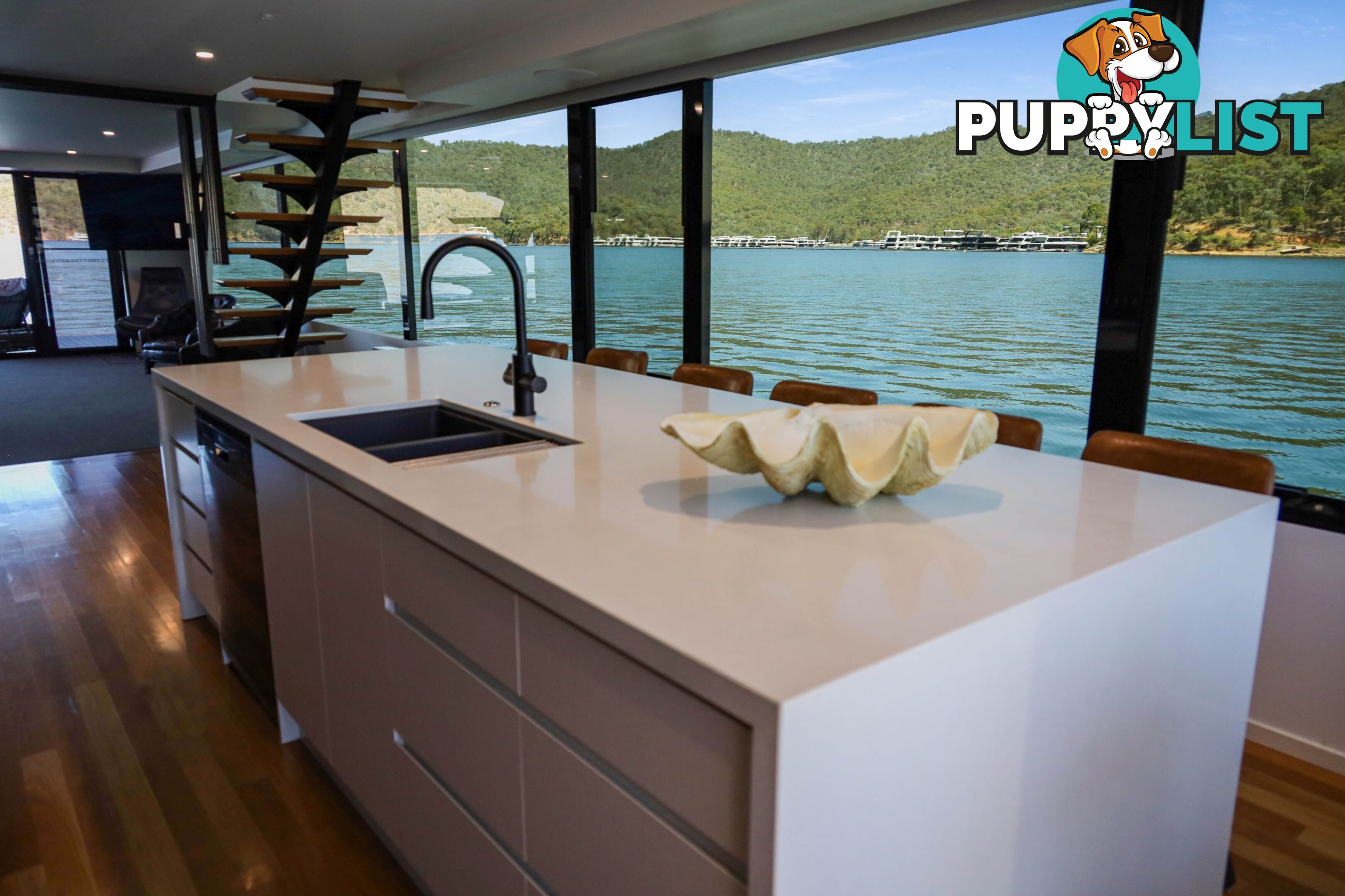 X-BOX Houseboat Holiday Home on Lake Eildon