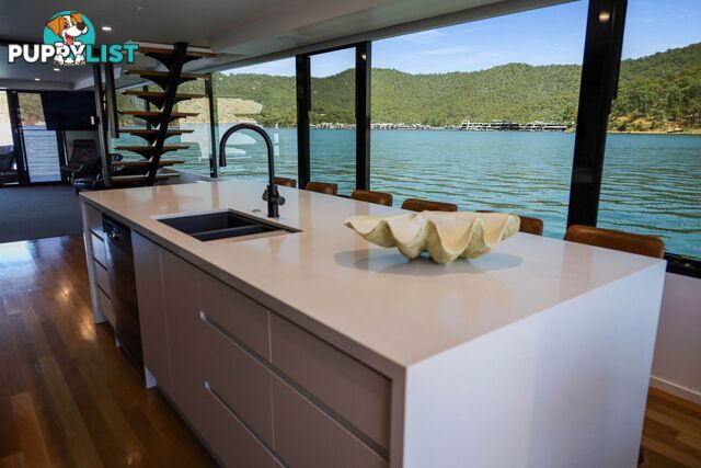 X-BOX Houseboat Holiday Home on Lake Eildon