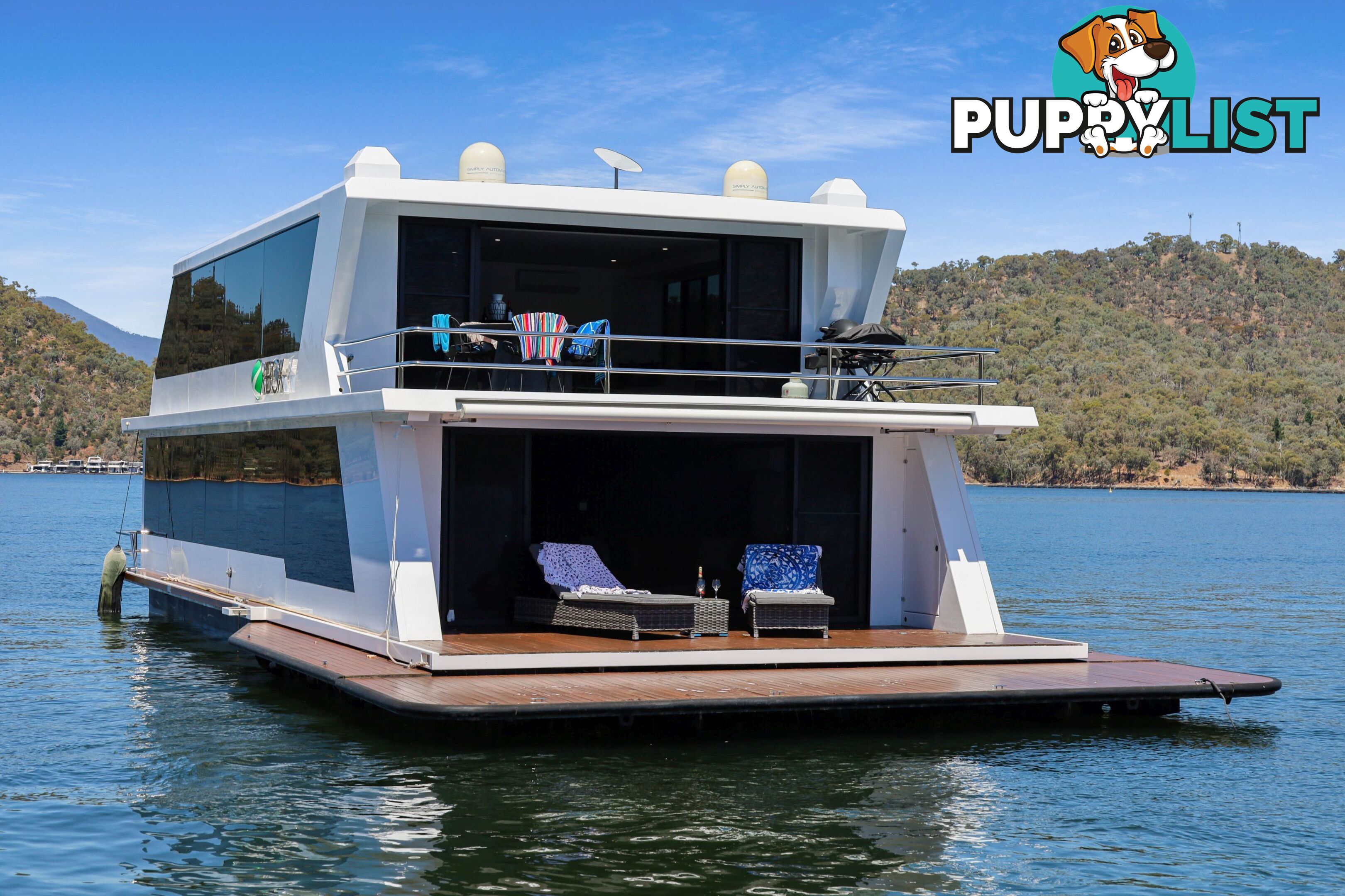 X-BOX Houseboat Holiday Home on Lake Eildon