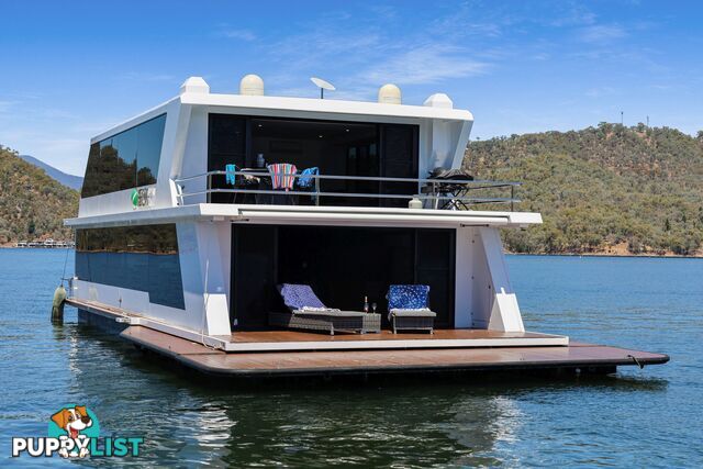 X-BOX Houseboat Holiday Home on Lake Eildon