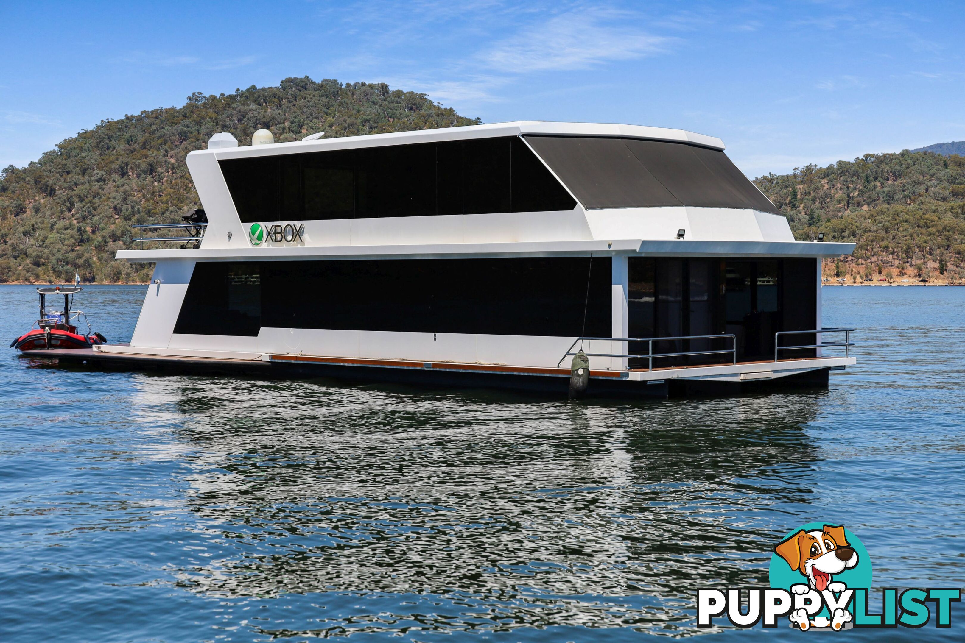 X-BOX Houseboat Holiday Home on Lake Eildon