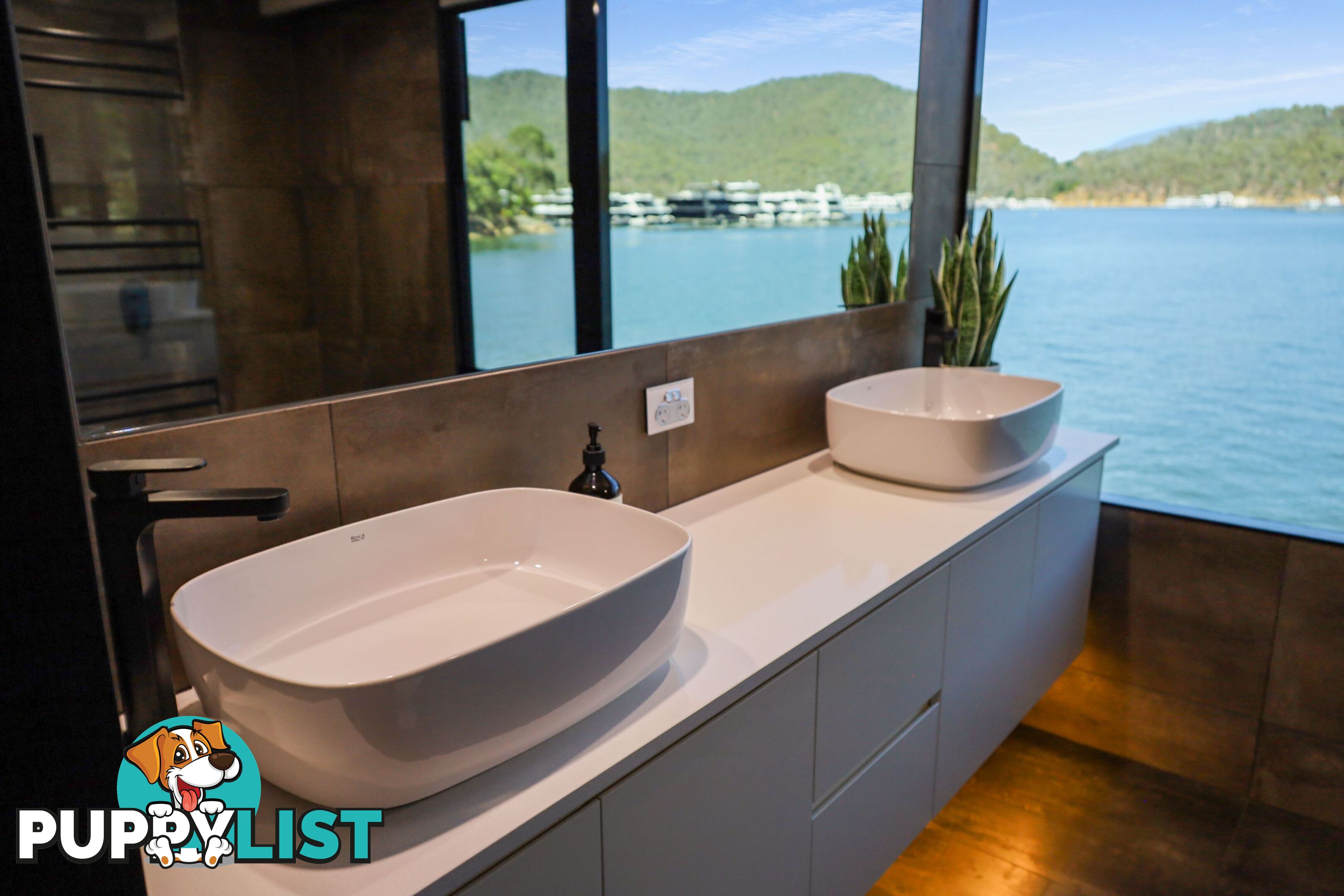 X-BOX Houseboat Holiday Home on Lake Eildon