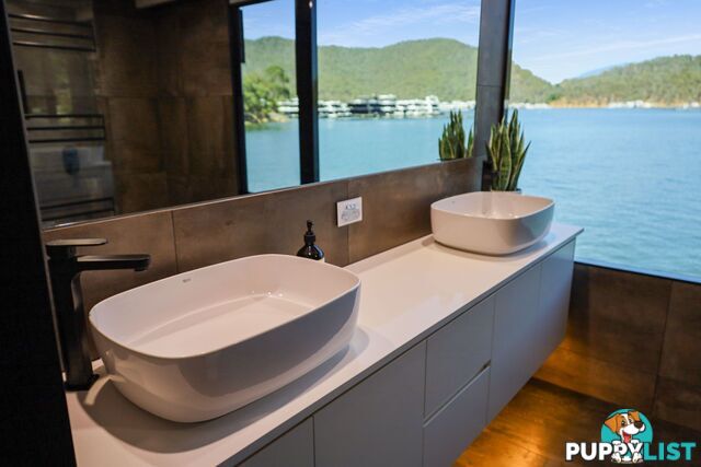 X-BOX Houseboat Holiday Home on Lake Eildon