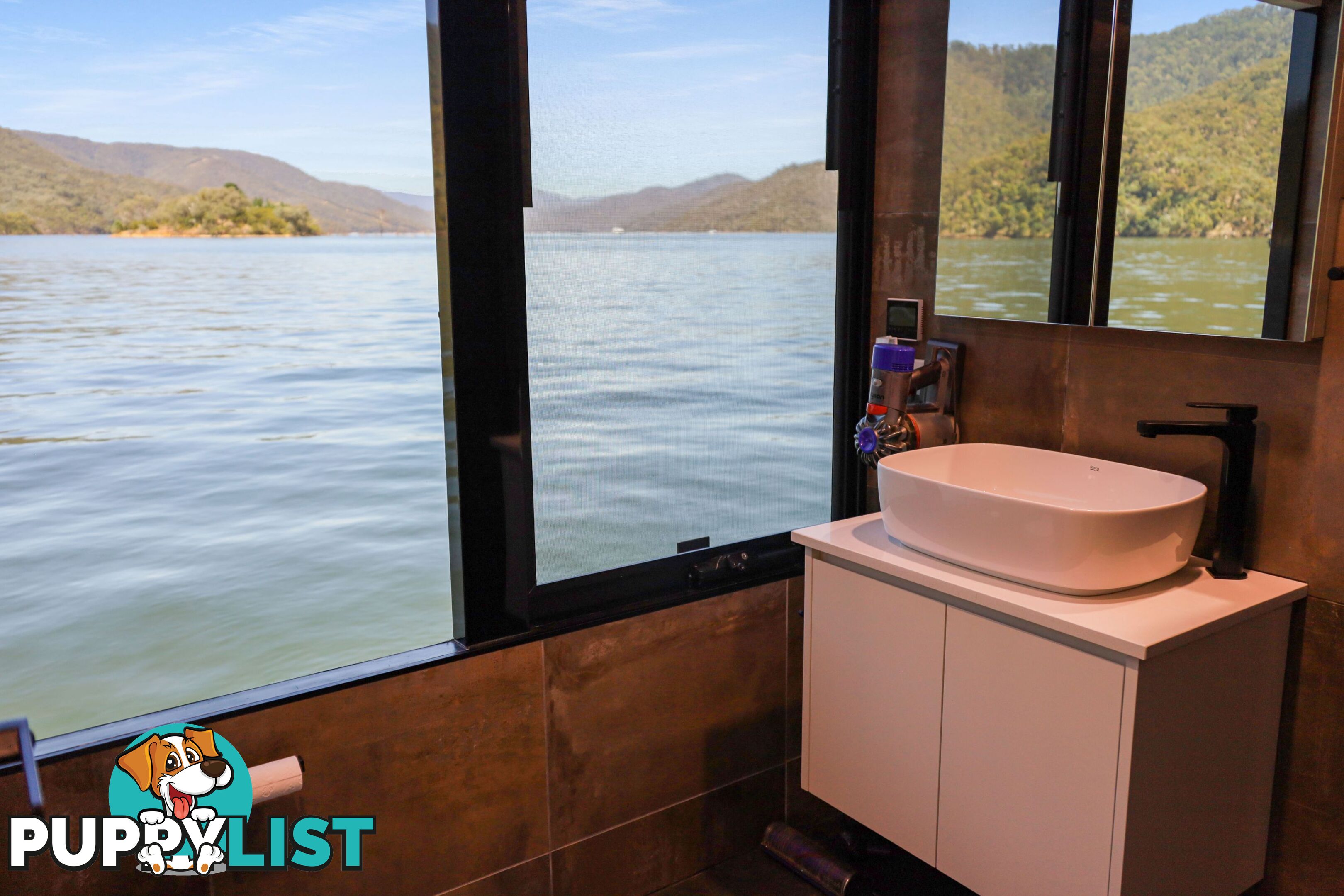 X-BOX Houseboat Holiday Home on Lake Eildon