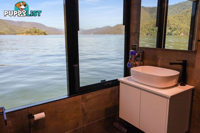 X-BOX Houseboat Holiday Home on Lake Eildon