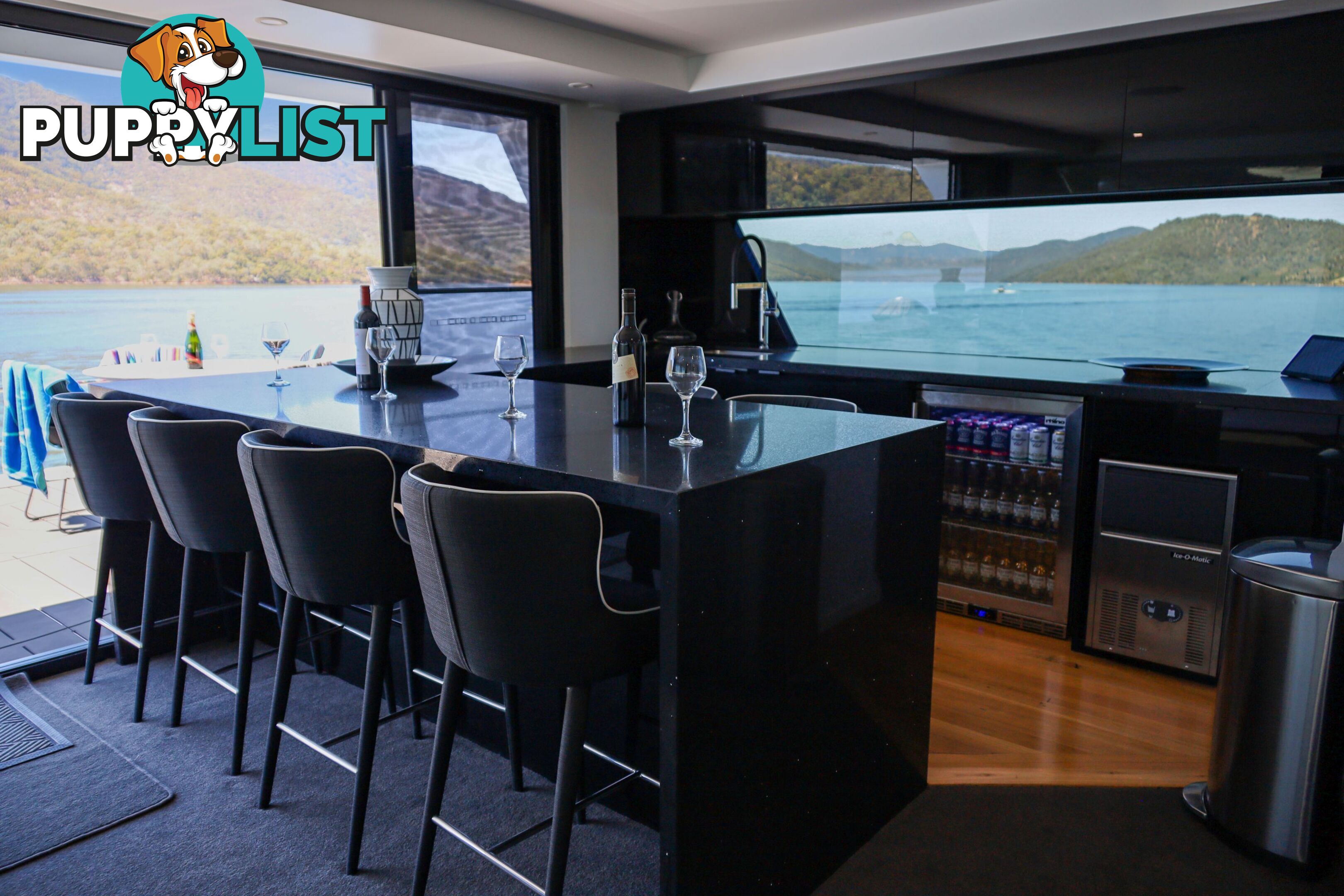 X-BOX Houseboat Holiday Home on Lake Eildon