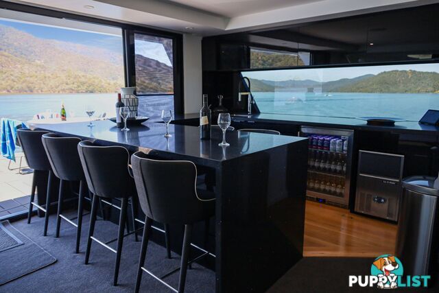 X-BOX Houseboat Holiday Home on Lake Eildon