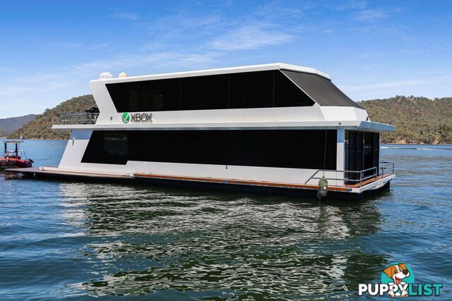 X-BOX Houseboat Holiday Home on Lake Eildon