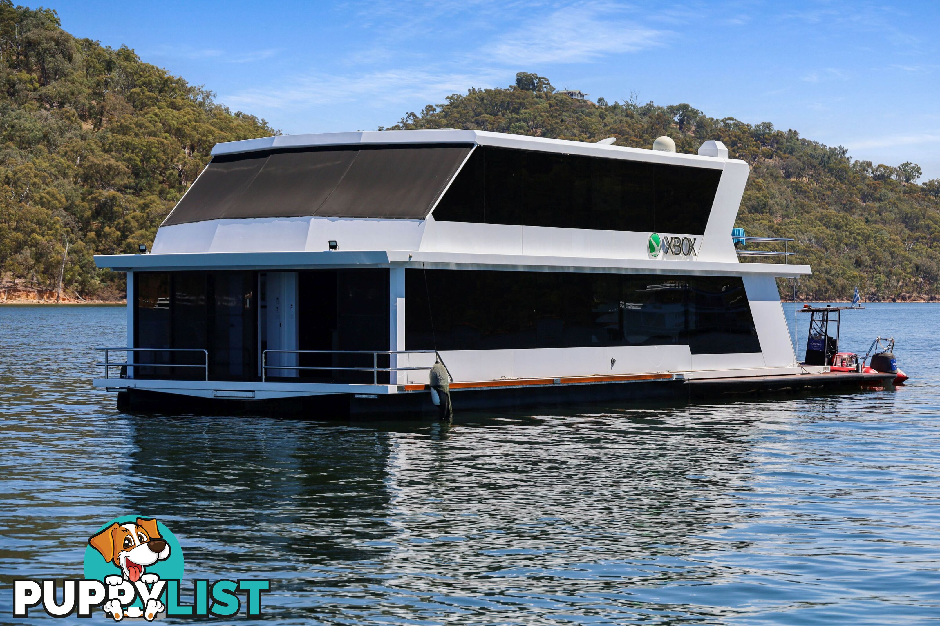 X-BOX Houseboat Holiday Home on Lake Eildon