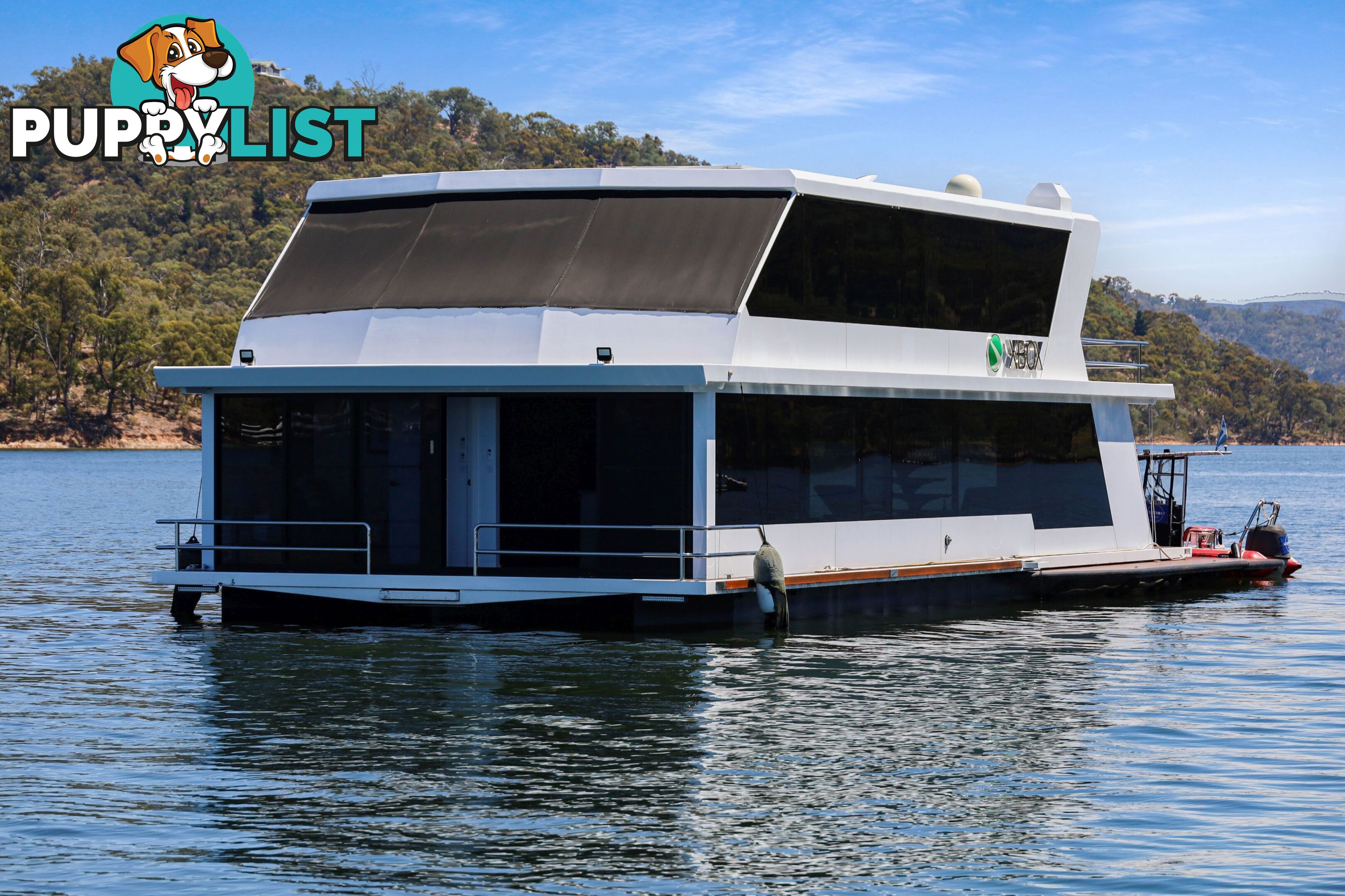 X-BOX Houseboat Holiday Home on Lake Eildon