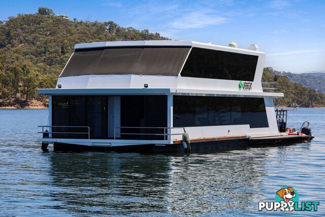 X-BOX Houseboat Holiday Home on Lake Eildon