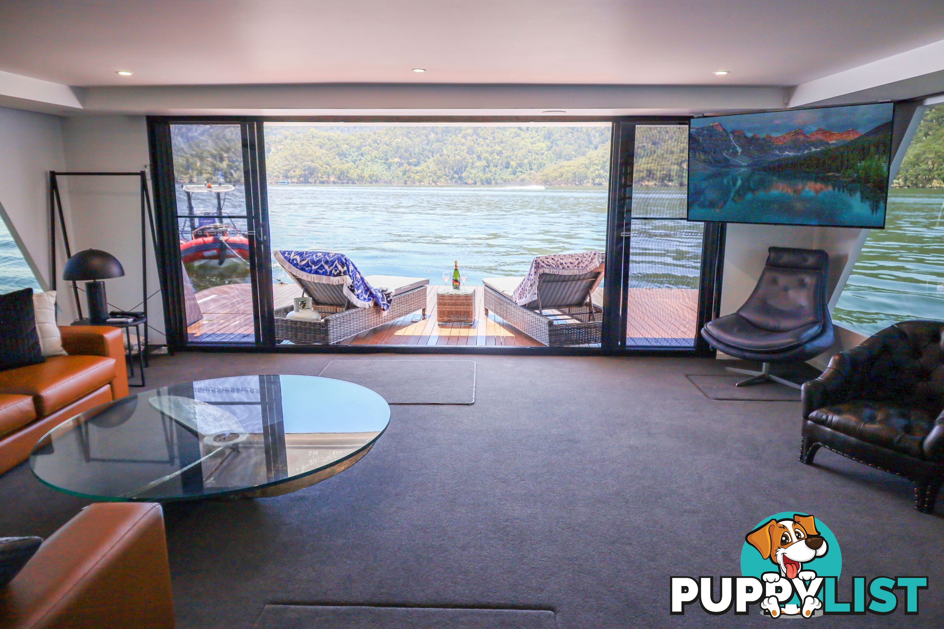 X-BOX Houseboat Holiday Home on Lake Eildon