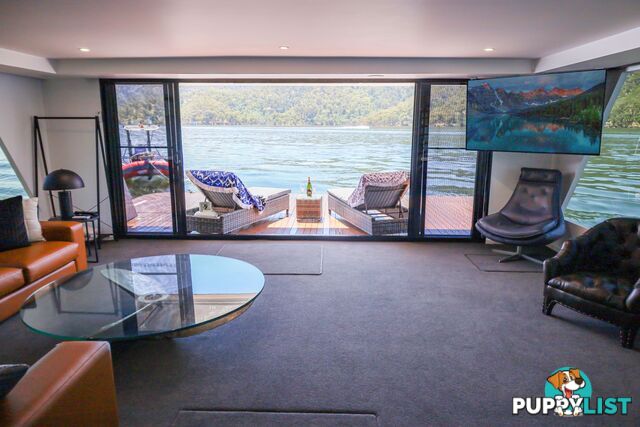 X-BOX Houseboat Holiday Home on Lake Eildon