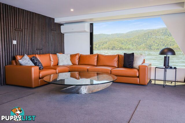 X-BOX Houseboat Holiday Home on Lake Eildon