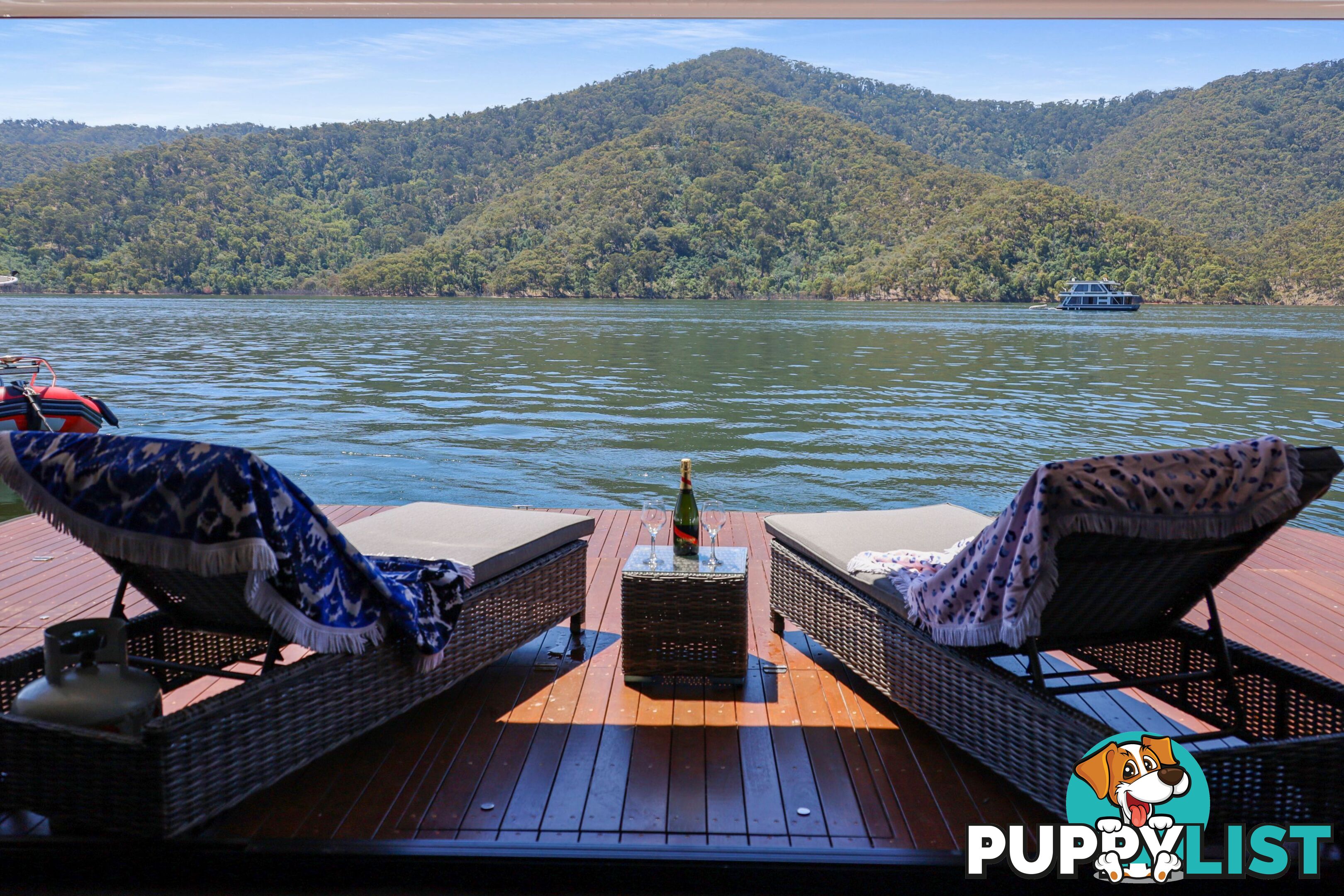 X-BOX Houseboat Holiday Home on Lake Eildon