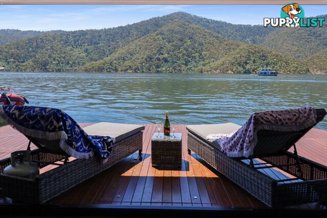 X-BOX Houseboat Holiday Home on Lake Eildon