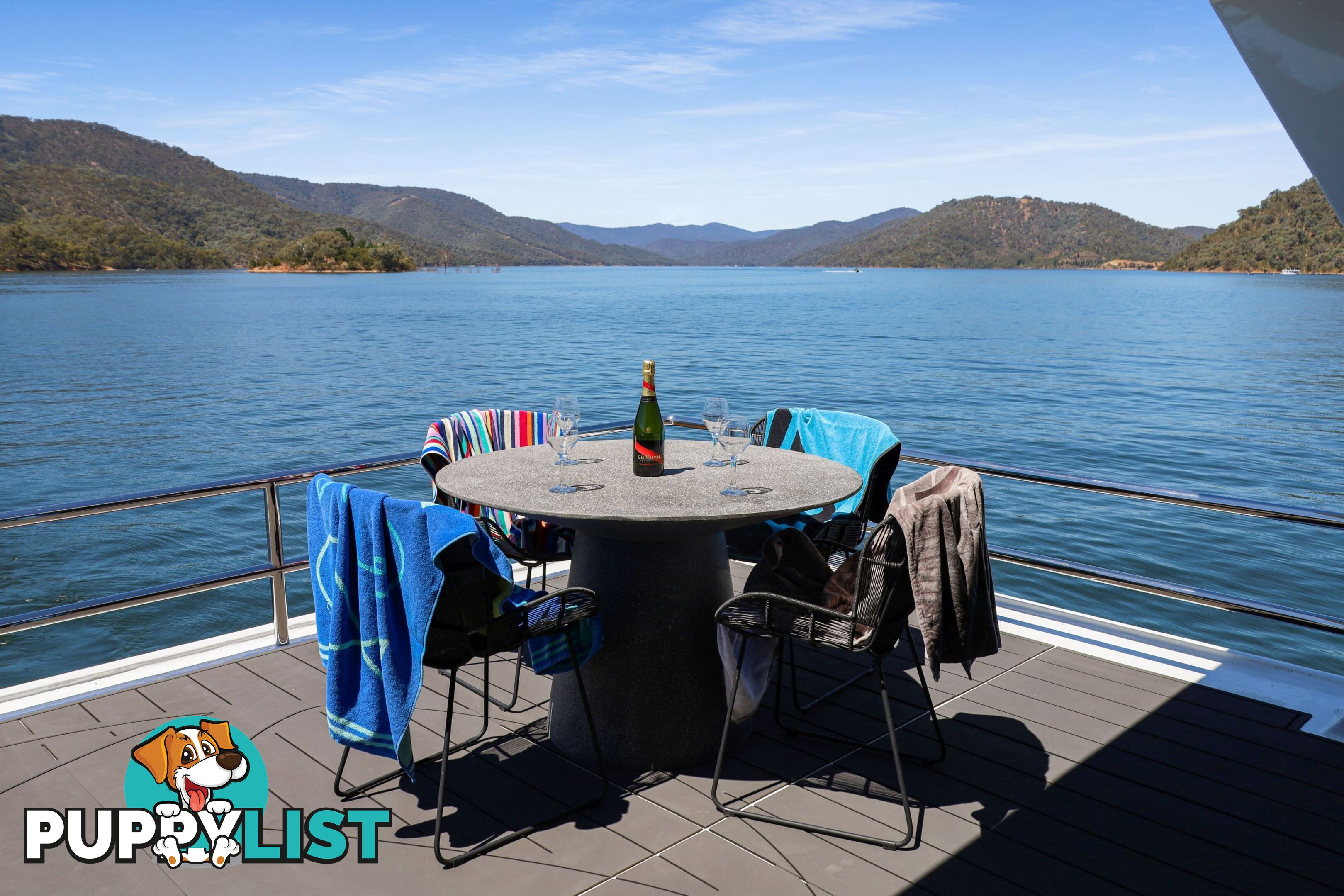 X-BOX Houseboat Holiday Home on Lake Eildon