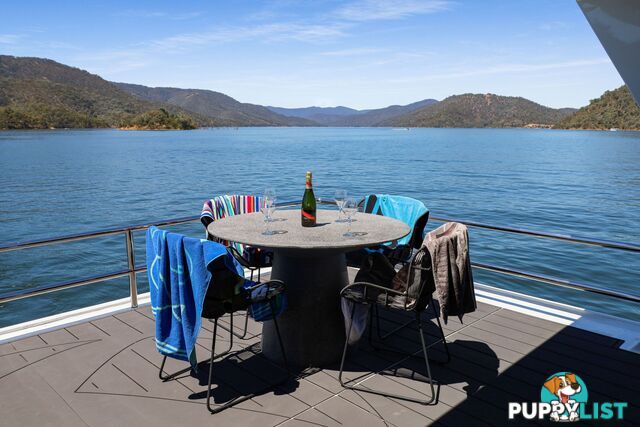 X-BOX Houseboat Holiday Home on Lake Eildon